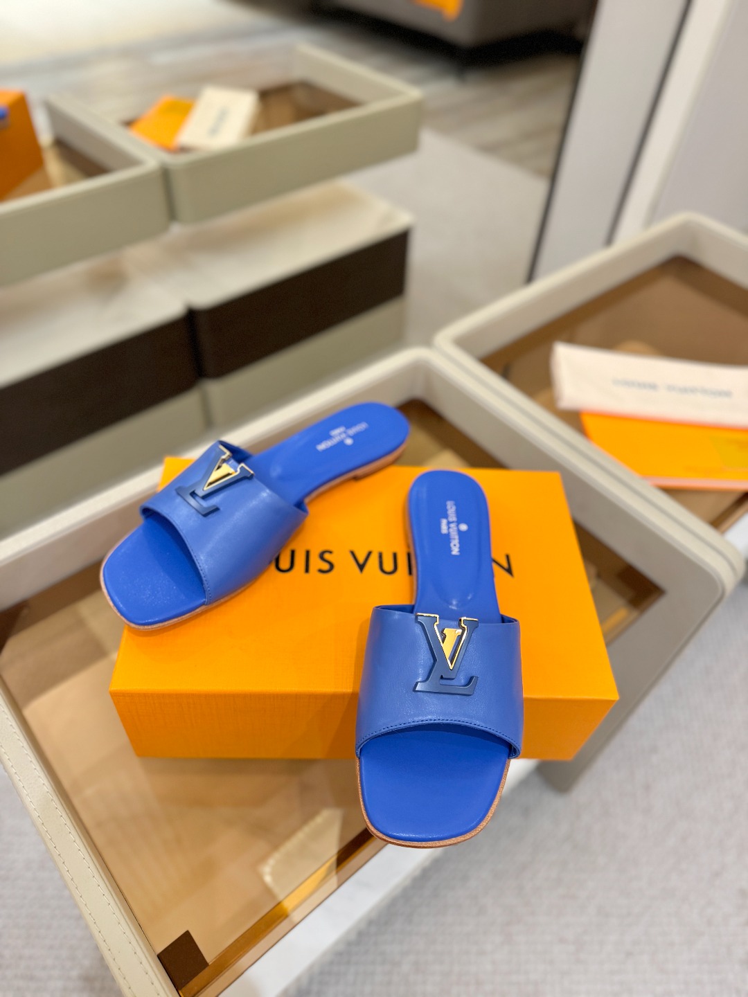 L✔️家 春夏款专柜走秀官网系列、同步更新、完美楦型+大V扣电镀两层设计、再现经典、工艺及其复杂、走路不