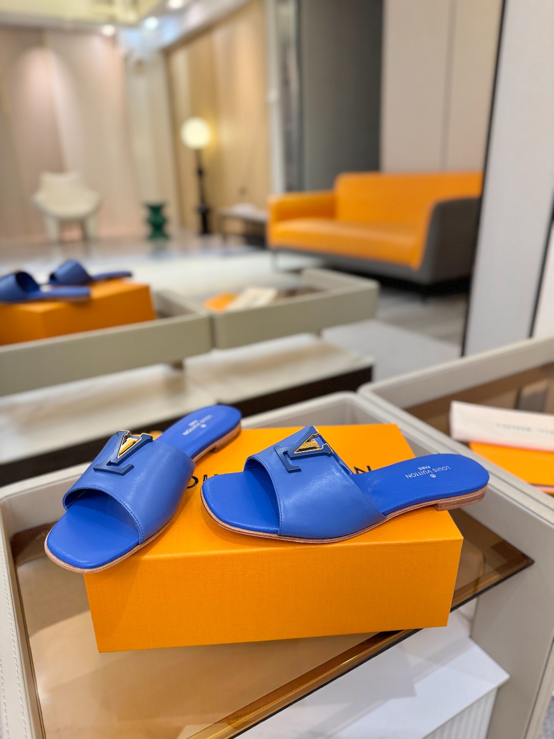 L✔️家 春夏款专柜走秀官网系列、同步更新、完美楦型+大V扣电镀两层设计、再现经典、工艺及其复杂、走路不