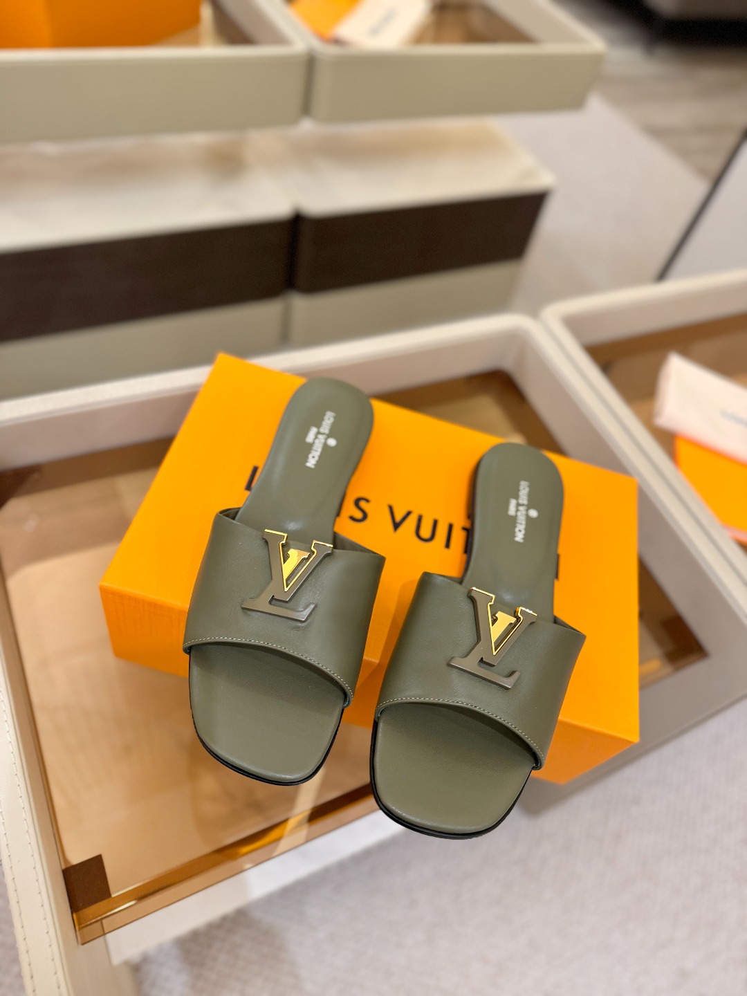 L✔️家 春夏款专柜走秀官网系列、同步更新、完美楦型+大V扣电镀两层设计、再现经典、工艺及其复杂、走路不