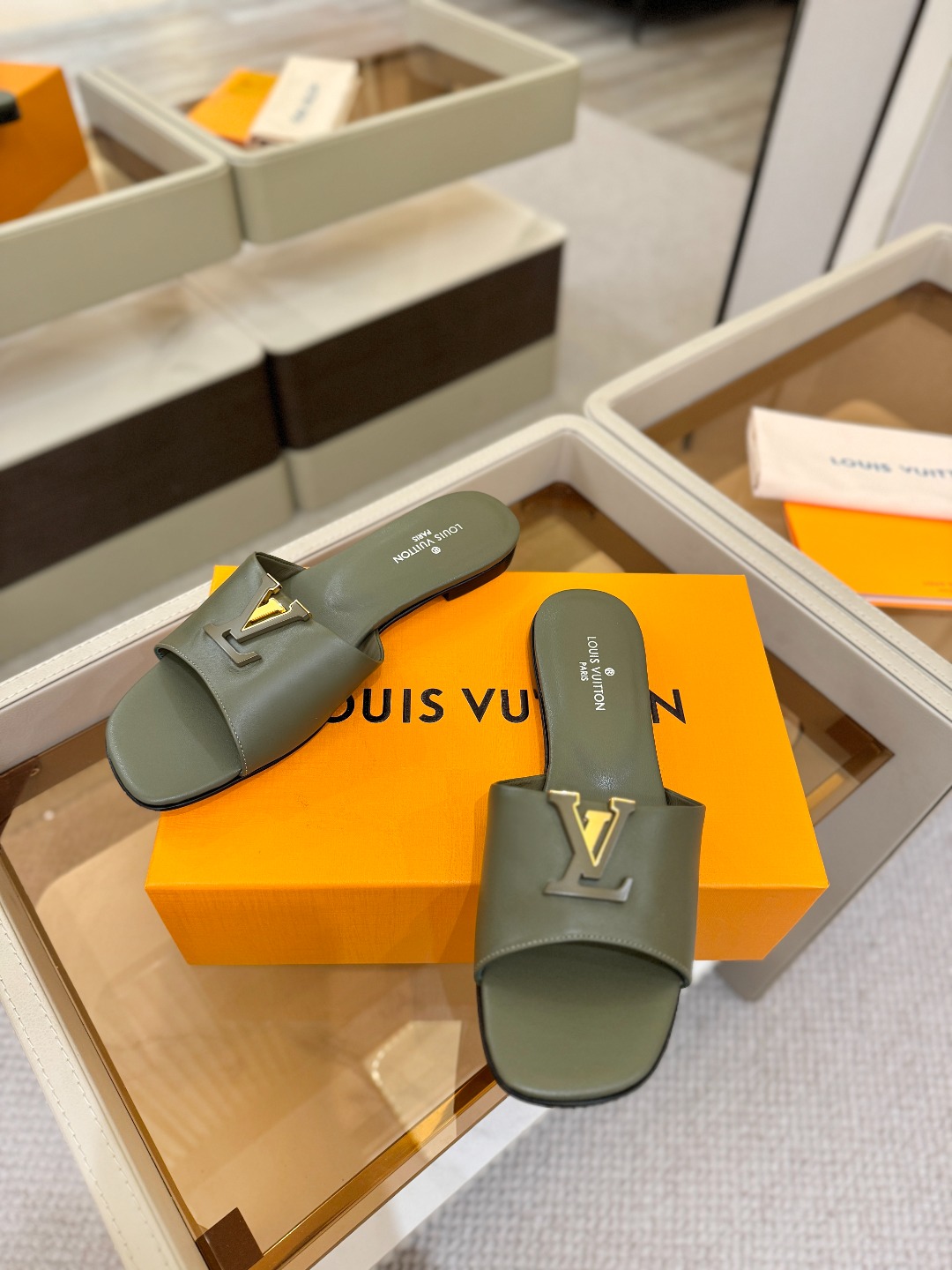 L✔️家 春夏款专柜走秀官网系列、同步更新、完美楦型+大V扣电镀两层设计、再现经典、工艺及其复杂、走路不