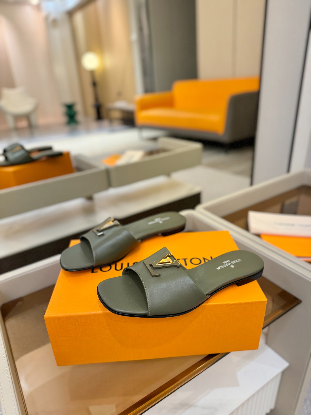 L✔️家 春夏款专柜走秀官网系列、同步更新、完美楦型+大V扣电镀两层设计、再现经典、工艺及其复杂、走路不