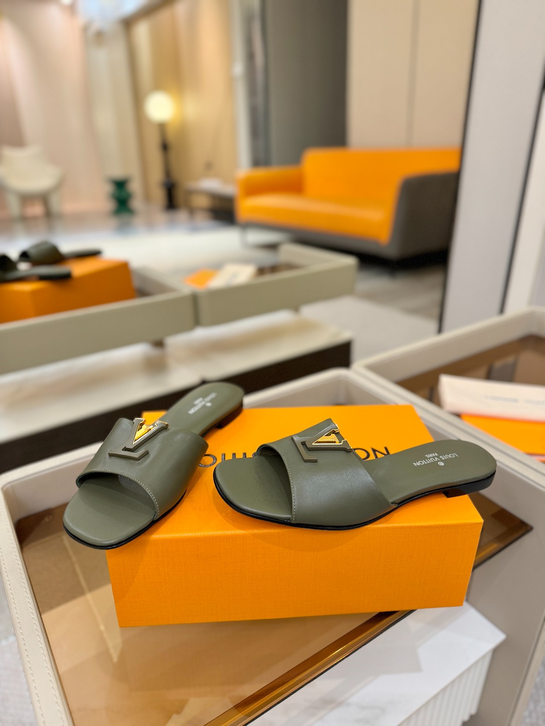 L✔️家 春夏款专柜走秀官网系列、同步更新、完美楦型+大V扣电镀两层设计、再现经典、工艺及其复杂、走路不