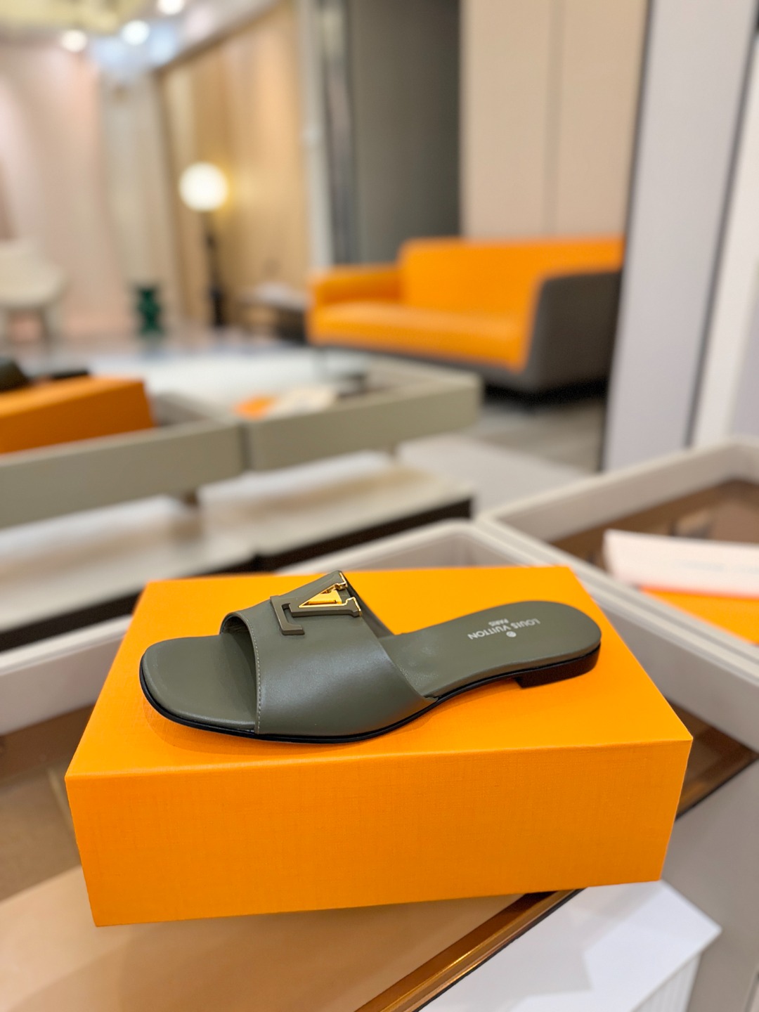 L✔️家 春夏款专柜走秀官网系列、同步更新、完美楦型+大V扣电镀两层设计、再现经典、工艺及其复杂、走路不