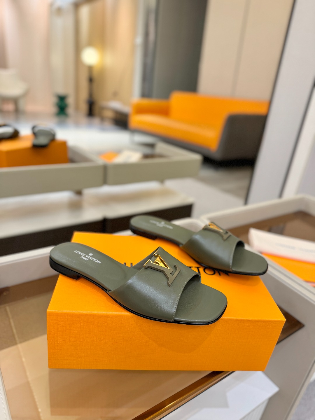 L✔️家 春夏款专柜走秀官网系列、同步更新、完美楦型+大V扣电镀两层设计、再现经典、工艺及其复杂、走路不