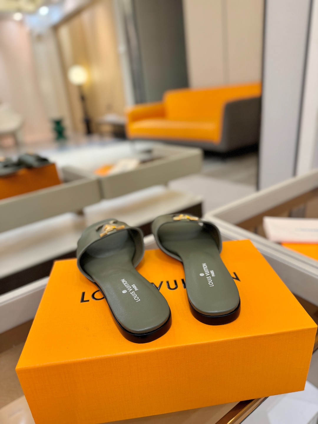 L✔️家 春夏款专柜走秀官网系列、同步更新、完美楦型+大V扣电镀两层设计、再现经典、工艺及其复杂、走路不