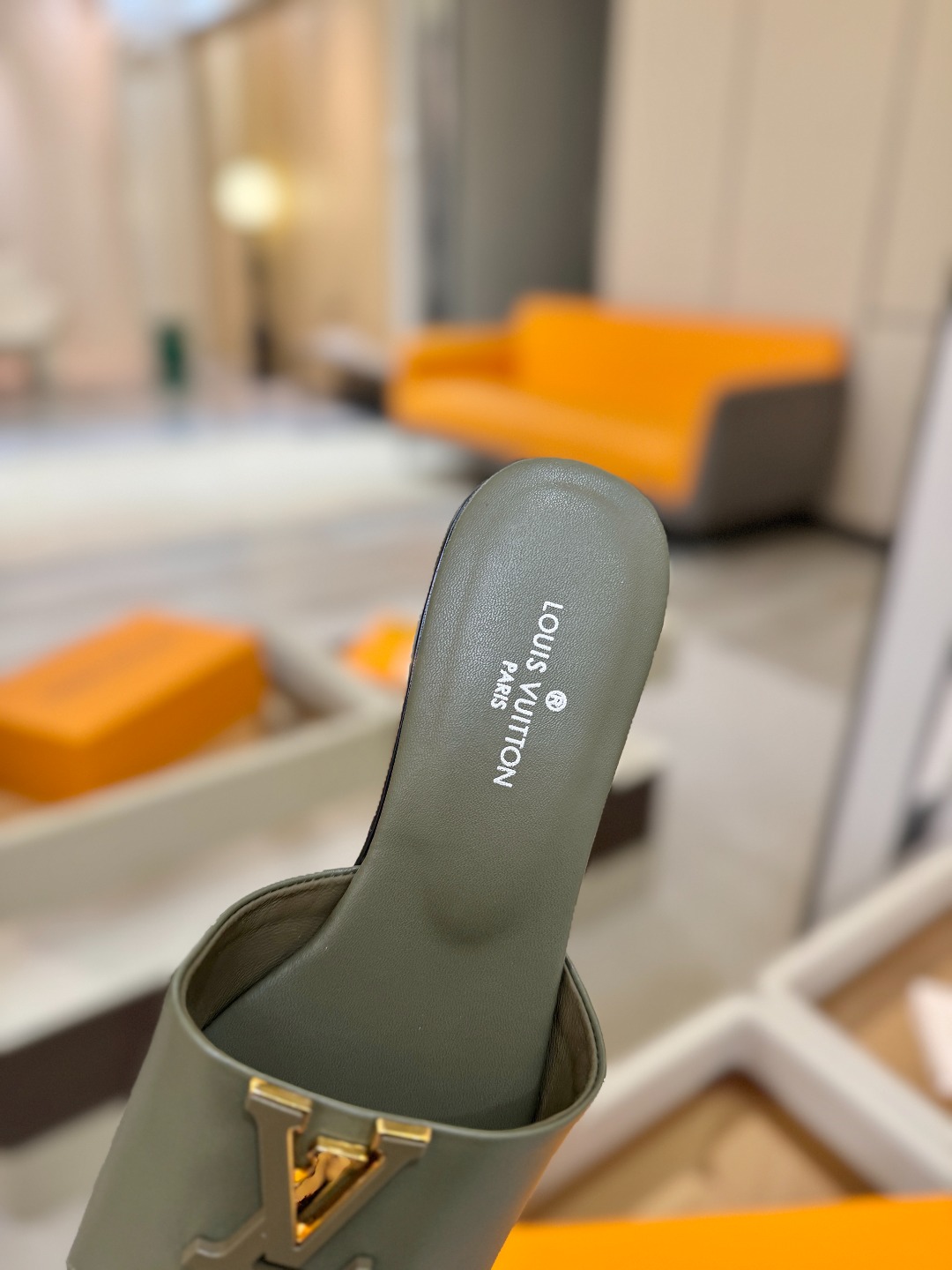 L✔️家 春夏款专柜走秀官网系列、同步更新、完美楦型+大V扣电镀两层设计、再现经典、工艺及其复杂、走路不