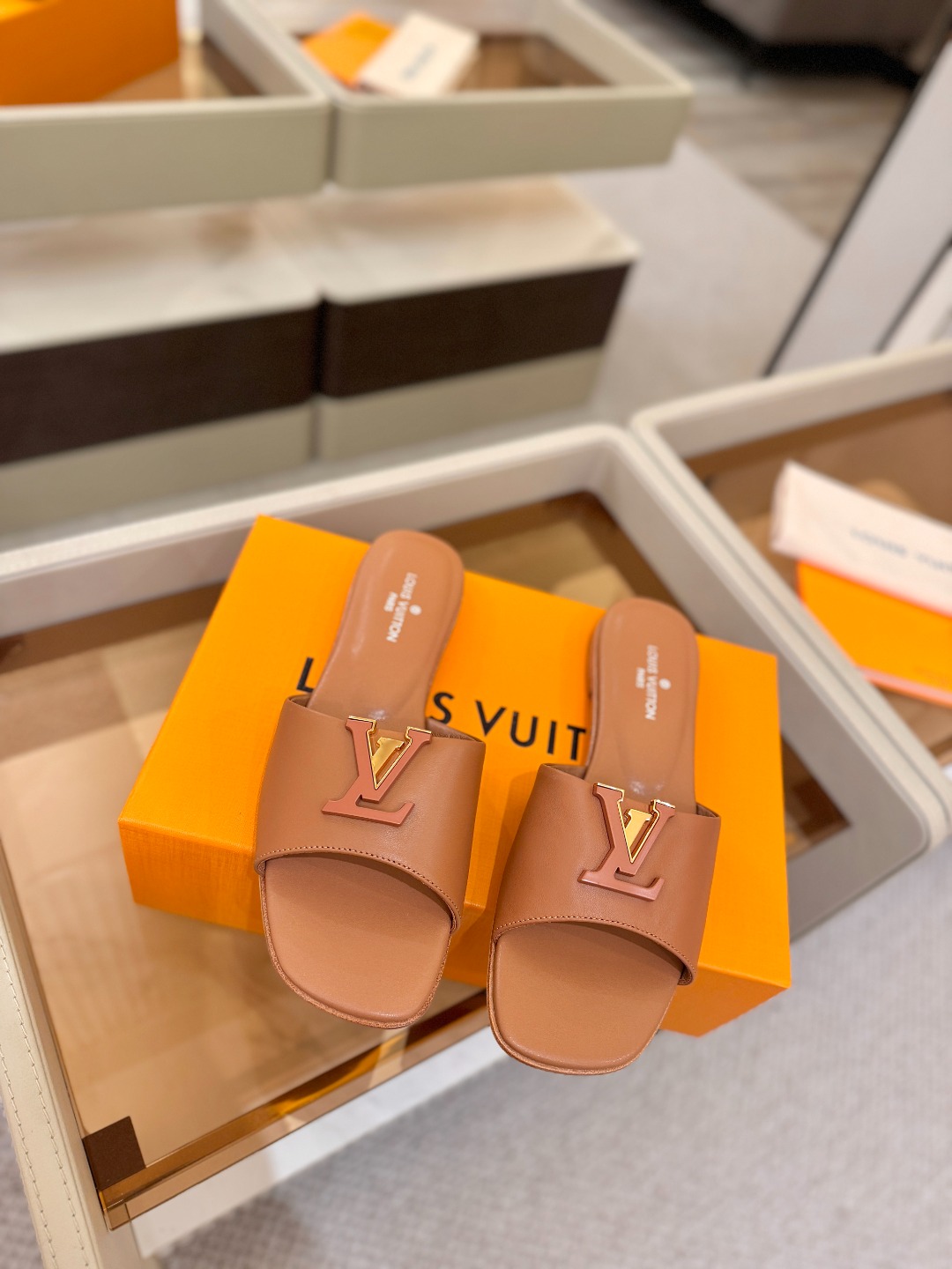 L✔️家 春夏款专柜走秀官网系列、同步更新、完美楦型+大V扣电镀两层设计、再现经典、工艺及其复杂、走路不