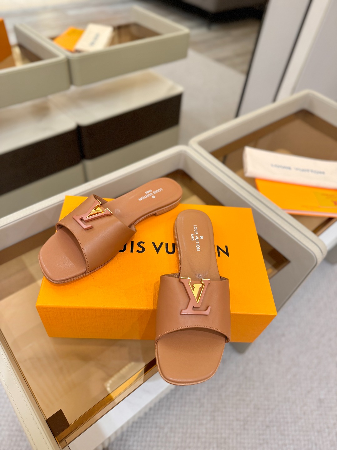 L✔️家 春夏款专柜走秀官网系列、同步更新、完美楦型+大V扣电镀两层设计、再现经典、工艺及其复杂、走路不