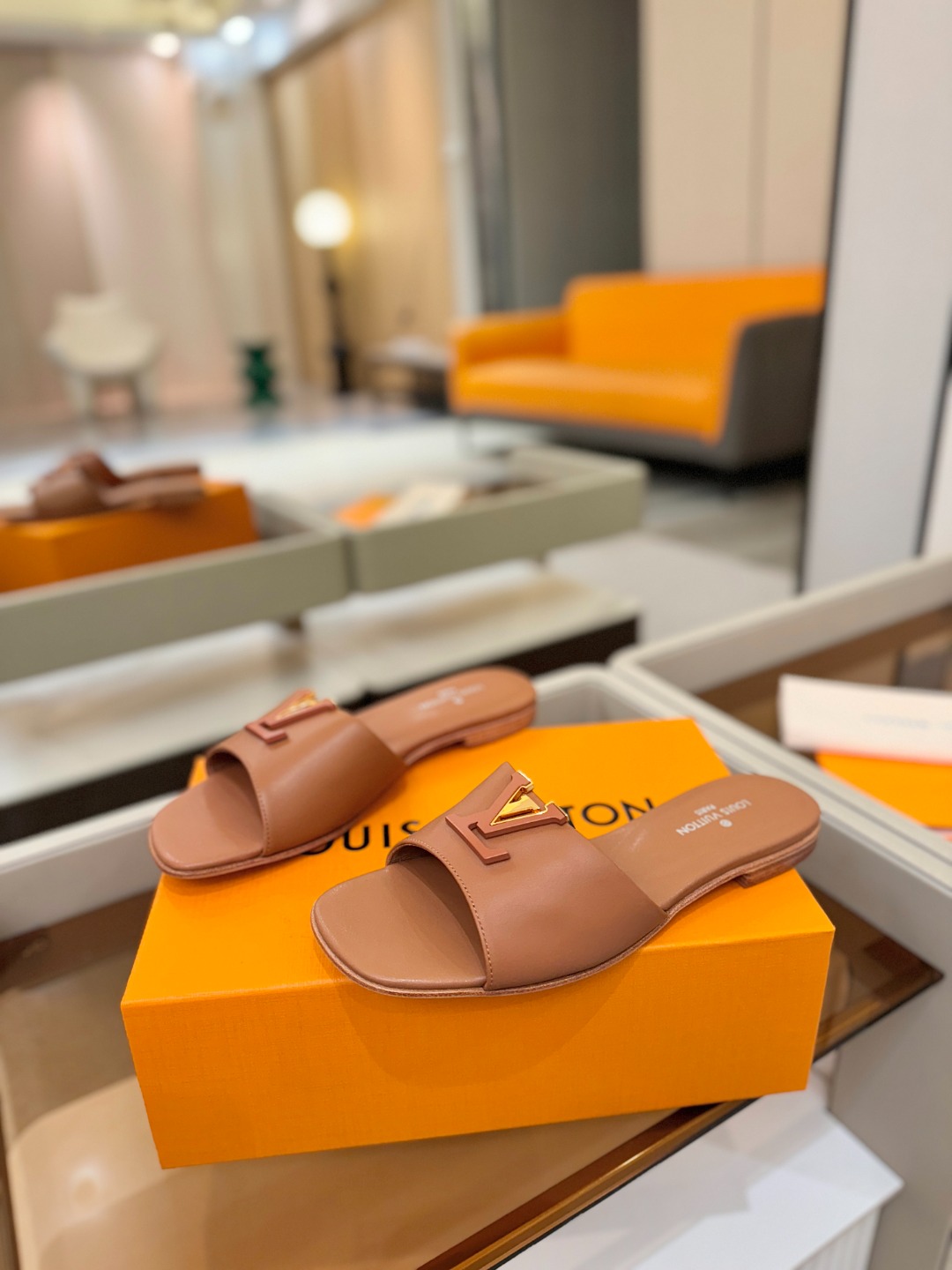 L✔️家 春夏款专柜走秀官网系列、同步更新、完美楦型+大V扣电镀两层设计、再现经典、工艺及其复杂、走路不