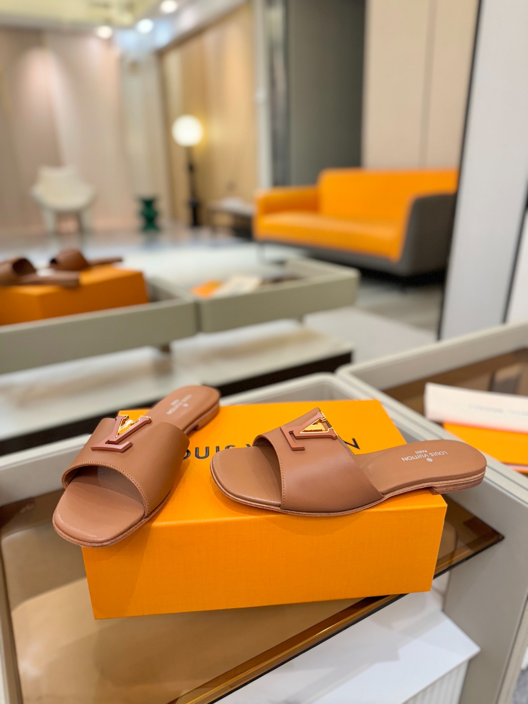 L✔️家 春夏款专柜走秀官网系列、同步更新、完美楦型+大V扣电镀两层设计、再现经典、工艺及其复杂、走路不