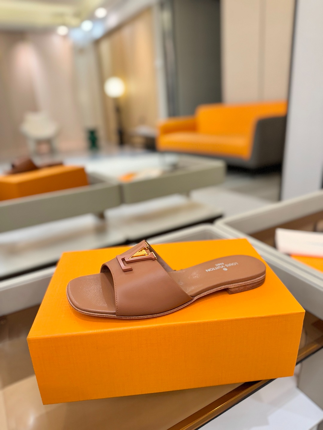 L✔️家 春夏款专柜走秀官网系列、同步更新、完美楦型+大V扣电镀两层设计、再现经典、工艺及其复杂、走路不