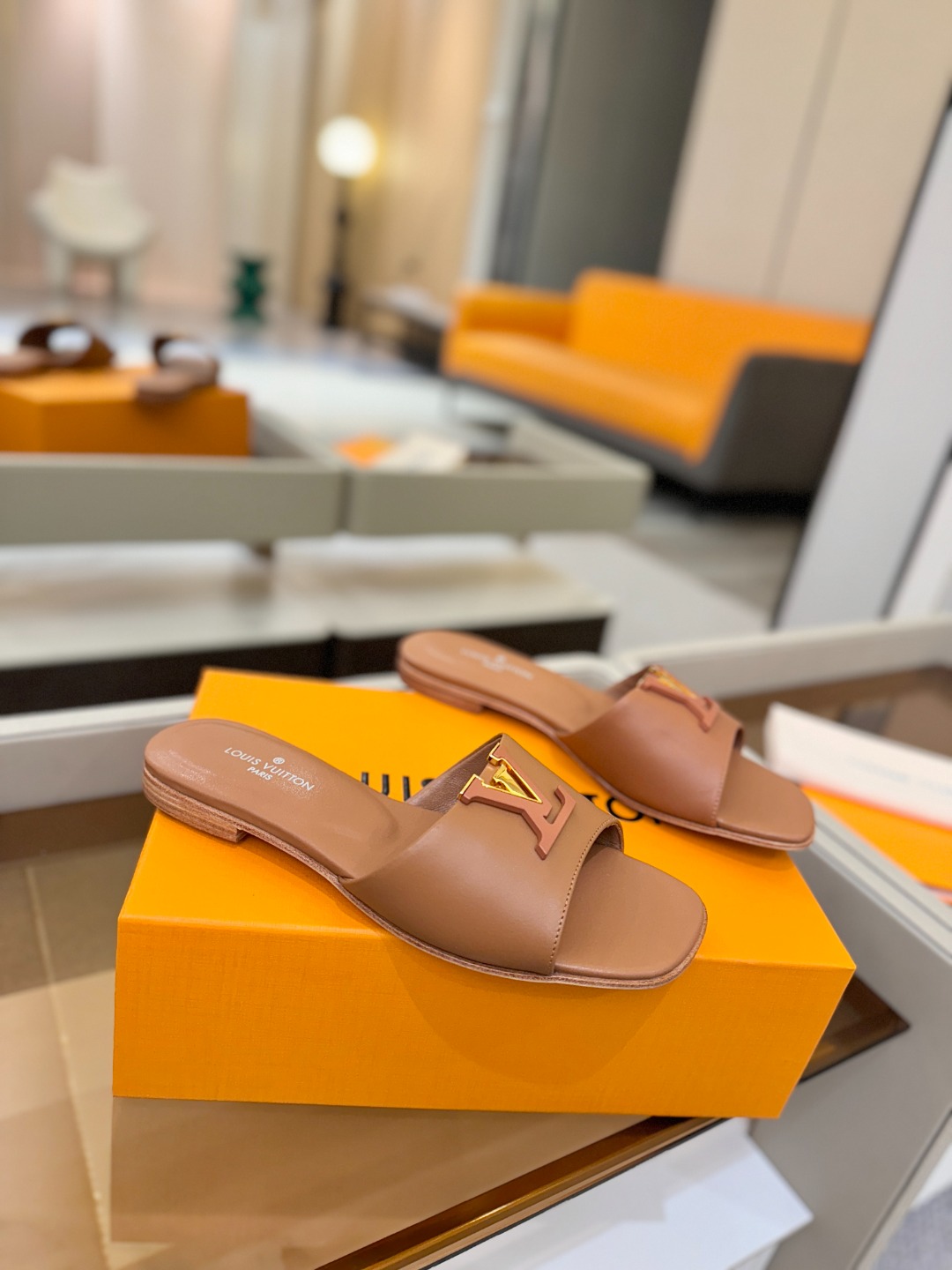 L✔️家 春夏款专柜走秀官网系列、同步更新、完美楦型+大V扣电镀两层设计、再现经典、工艺及其复杂、走路不