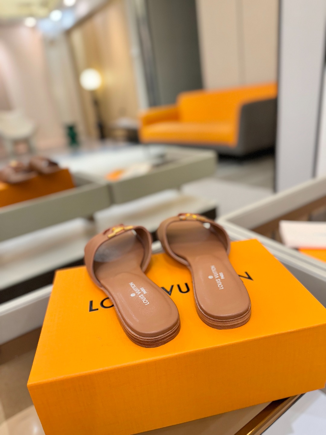 L✔️家 春夏款专柜走秀官网系列、同步更新、完美楦型+大V扣电镀两层设计、再现经典、工艺及其复杂、走路不