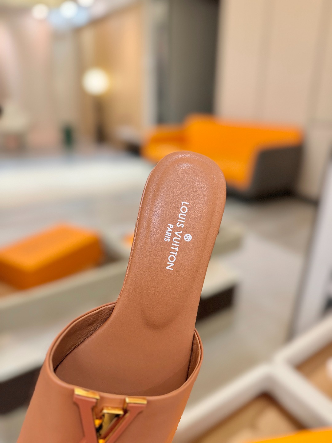 L✔️家 春夏款专柜走秀官网系列、同步更新、完美楦型+大V扣电镀两层设计、再现经典、工艺及其复杂、走路不