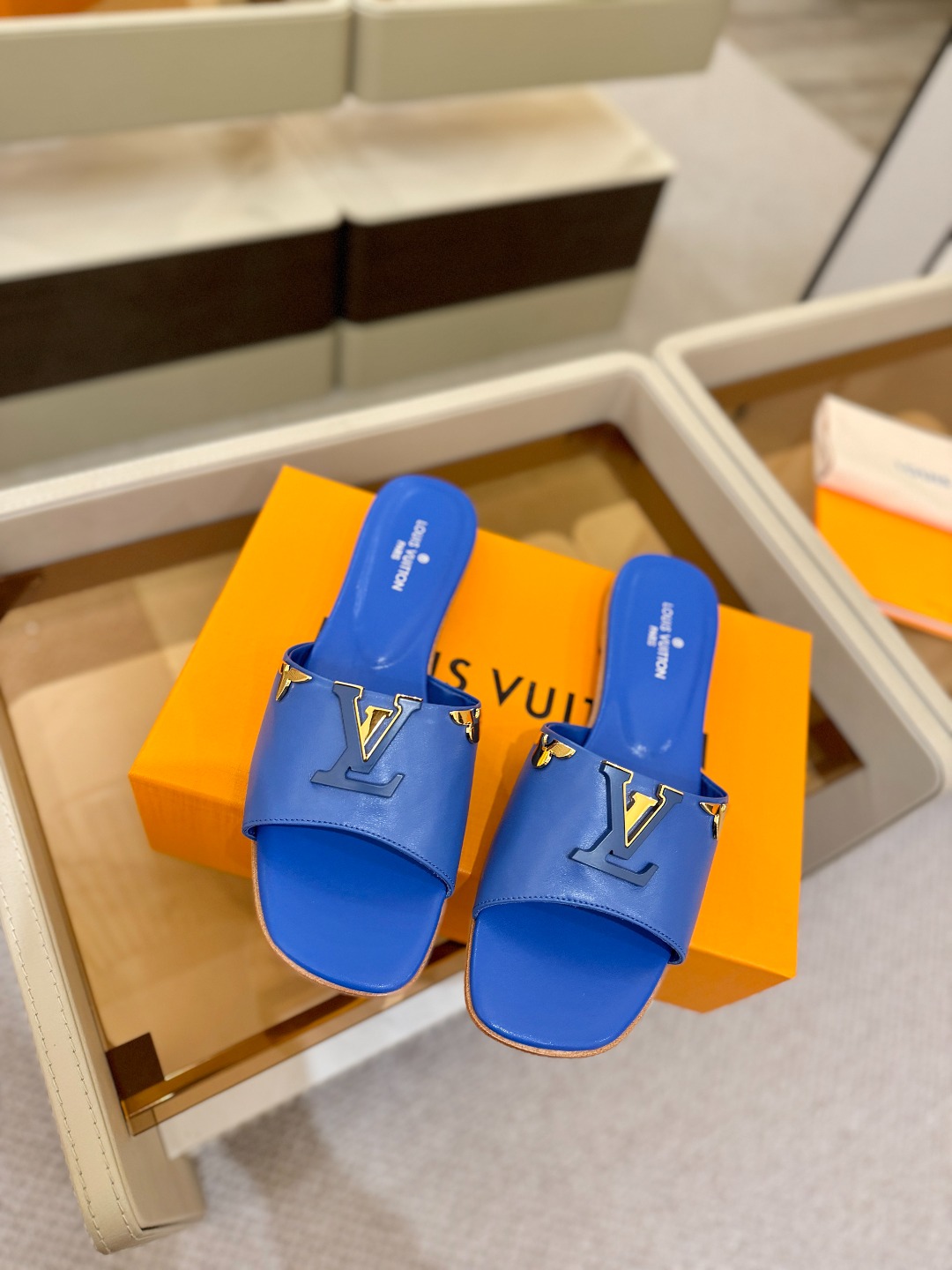 L✔️家 春夏款专柜走秀官网系列、同步更新、完美楦型+大V扣电镀两层设计、再现经典、工艺及其复杂、走路不