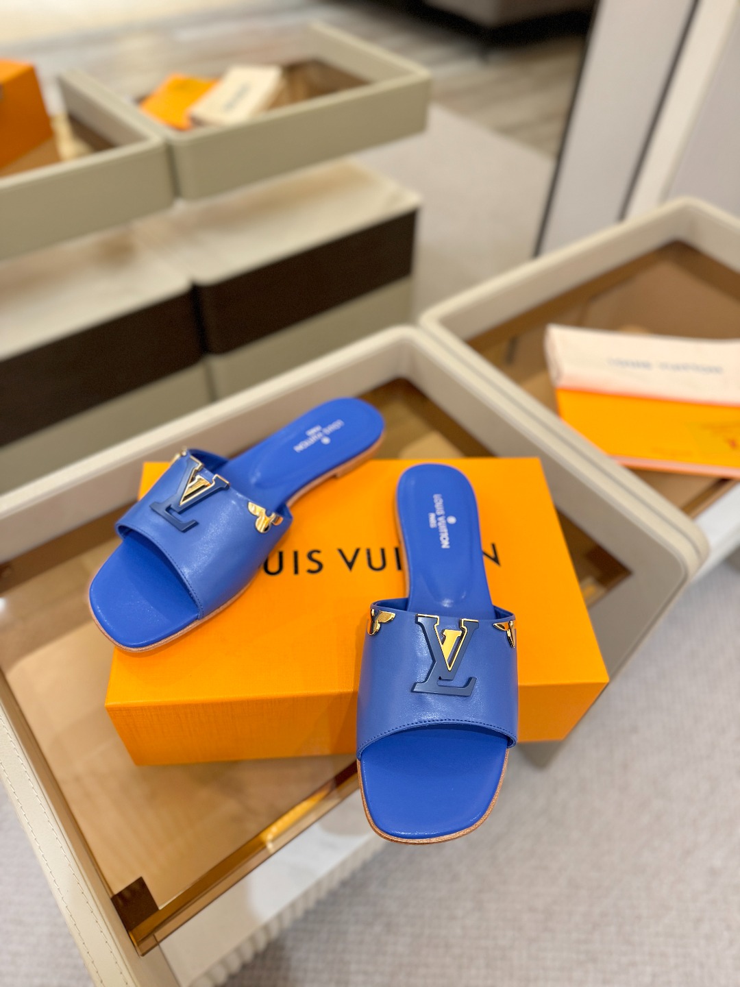 L✔️家 春夏款专柜走秀官网系列、同步更新、完美楦型+大V扣电镀两层设计、再现经典、工艺及其复杂、走路不