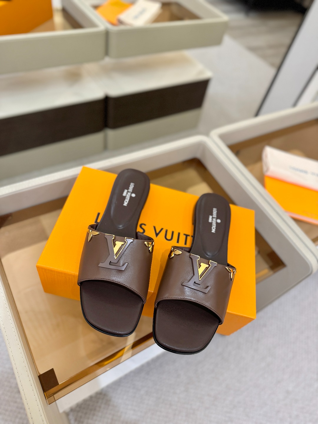 L✔️家 春夏款专柜走秀官网系列、同步更新、完美楦型+大V扣电镀两层设计、再现经典、工艺及其复杂、走路不