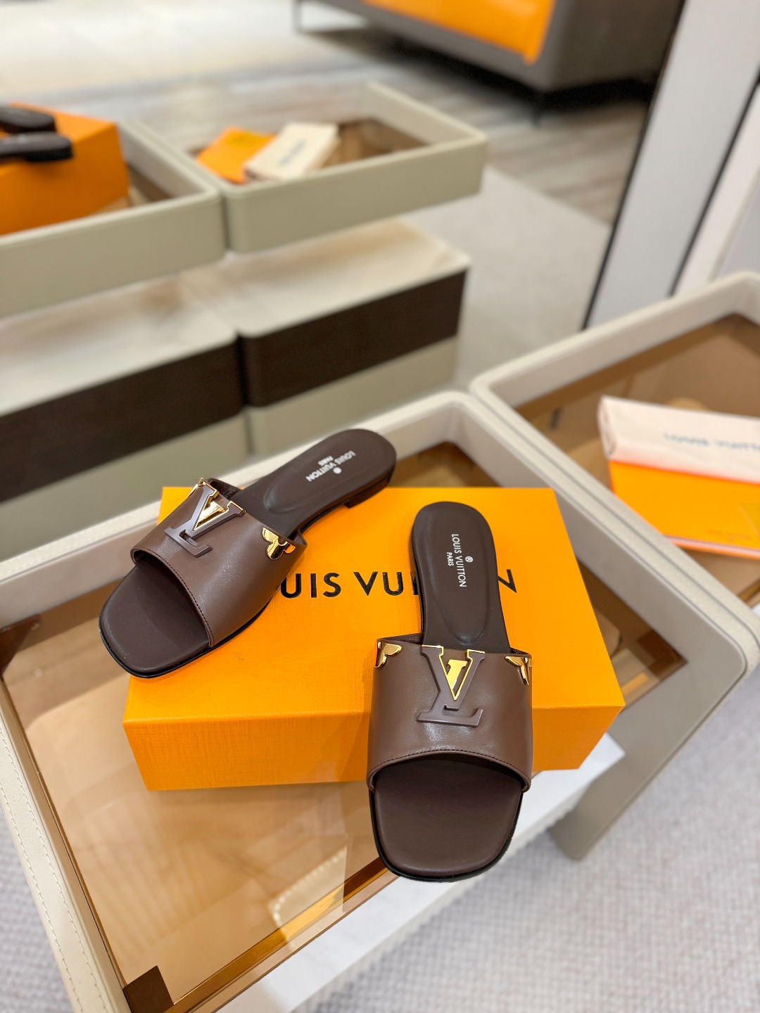 L✔️家 春夏款专柜走秀官网系列、同步更新、完美楦型+大V扣电镀两层设计、再现经典、工艺及其复杂、走路不