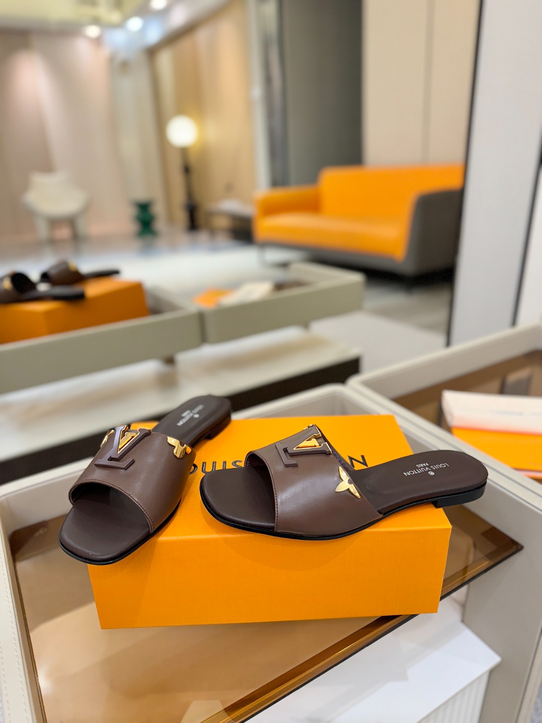 L✔️家 春夏款专柜走秀官网系列、同步更新、完美楦型+大V扣电镀两层设计、再现经典、工艺及其复杂、走路不