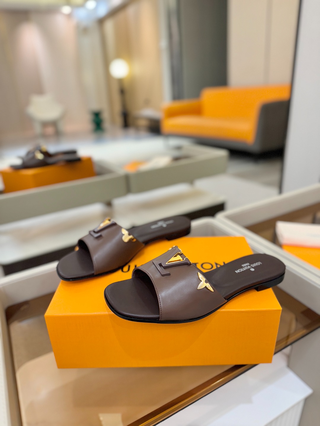 L✔️家 春夏款专柜走秀官网系列、同步更新、完美楦型+大V扣电镀两层设计、再现经典、工艺及其复杂、走路不