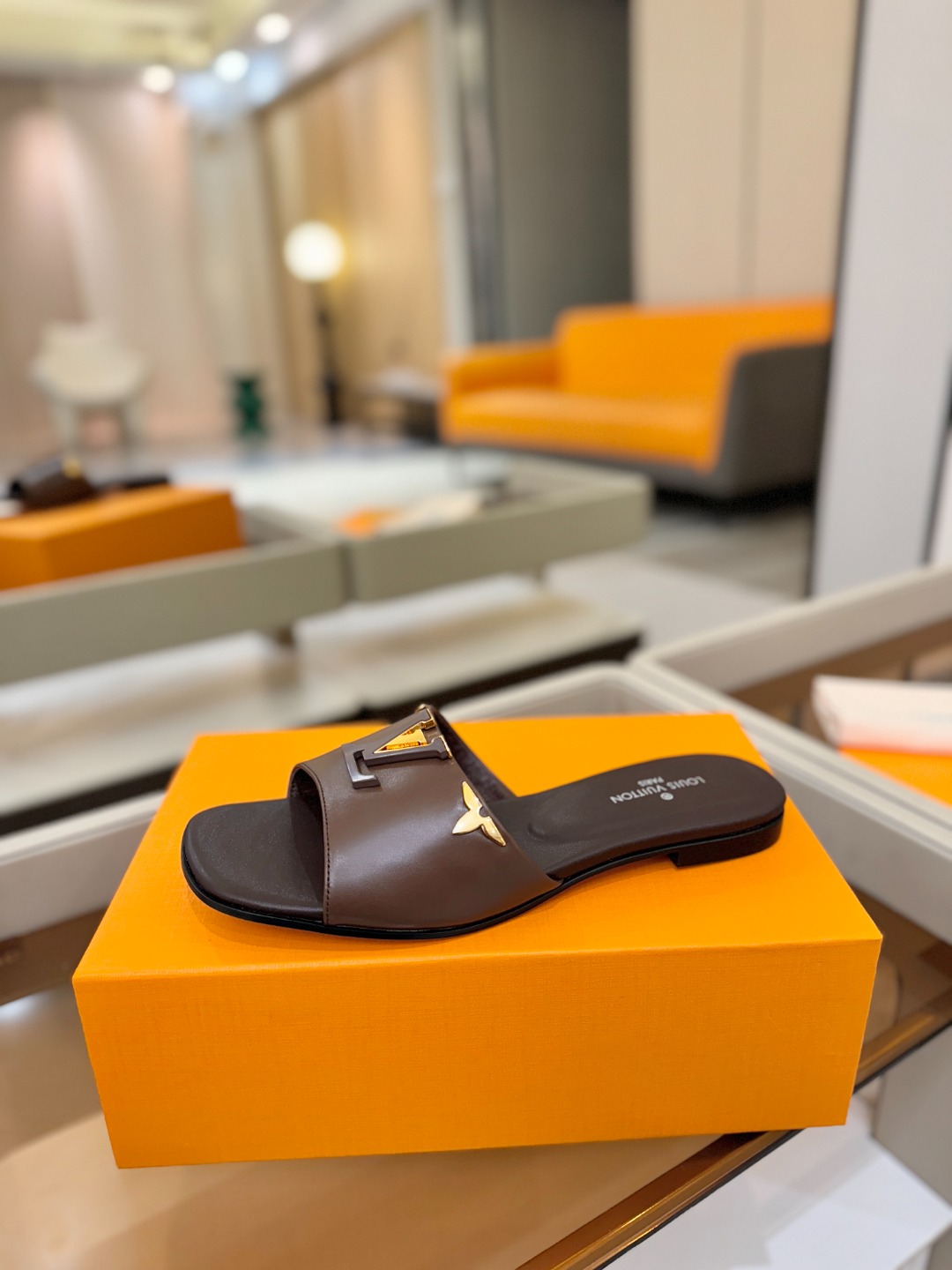 L✔️家 春夏款专柜走秀官网系列、同步更新、完美楦型+大V扣电镀两层设计、再现经典、工艺及其复杂、走路不