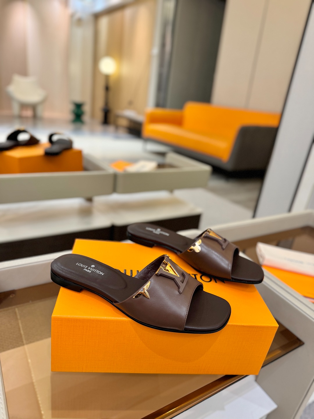 L✔️家 春夏款专柜走秀官网系列、同步更新、完美楦型+大V扣电镀两层设计、再现经典、工艺及其复杂、走路不