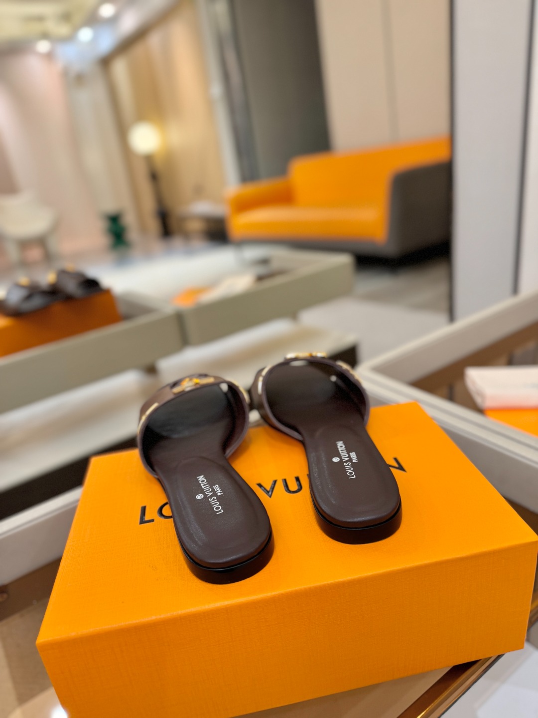 L✔️家 春夏款专柜走秀官网系列、同步更新、完美楦型+大V扣电镀两层设计、再现经典、工艺及其复杂、走路不