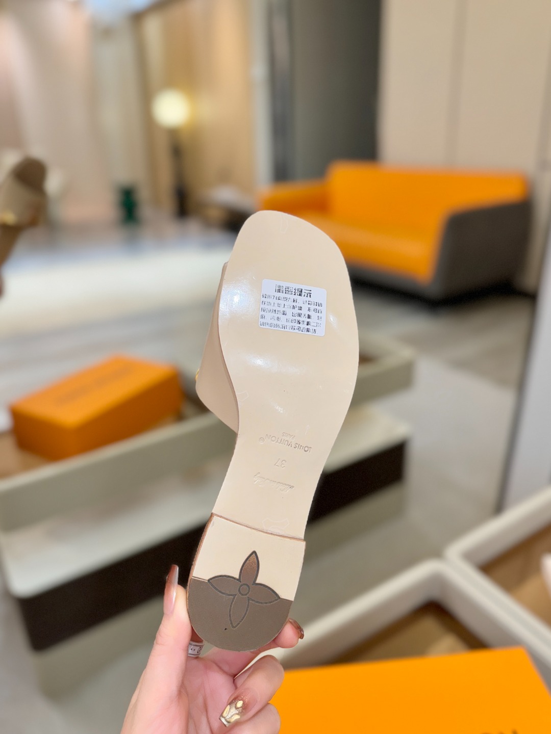 L✔️家 春夏款专柜走秀官网系列、同步更新、完美楦型+大V扣电镀两层设计、再现经典、工艺及其复杂、走路不