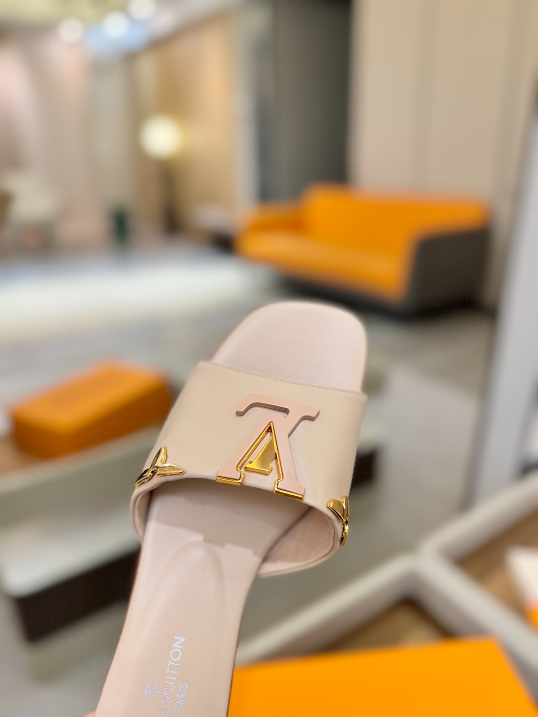 L✔️家 春夏款专柜走秀官网系列、同步更新、完美楦型+大V扣电镀两层设计、再现经典、工艺及其复杂、走路不