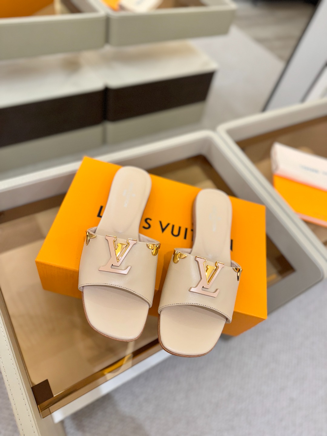 L✔️家 春夏款专柜走秀官网系列、同步更新、完美楦型+大V扣电镀两层设计、再现经典、工艺及其复杂、走路不