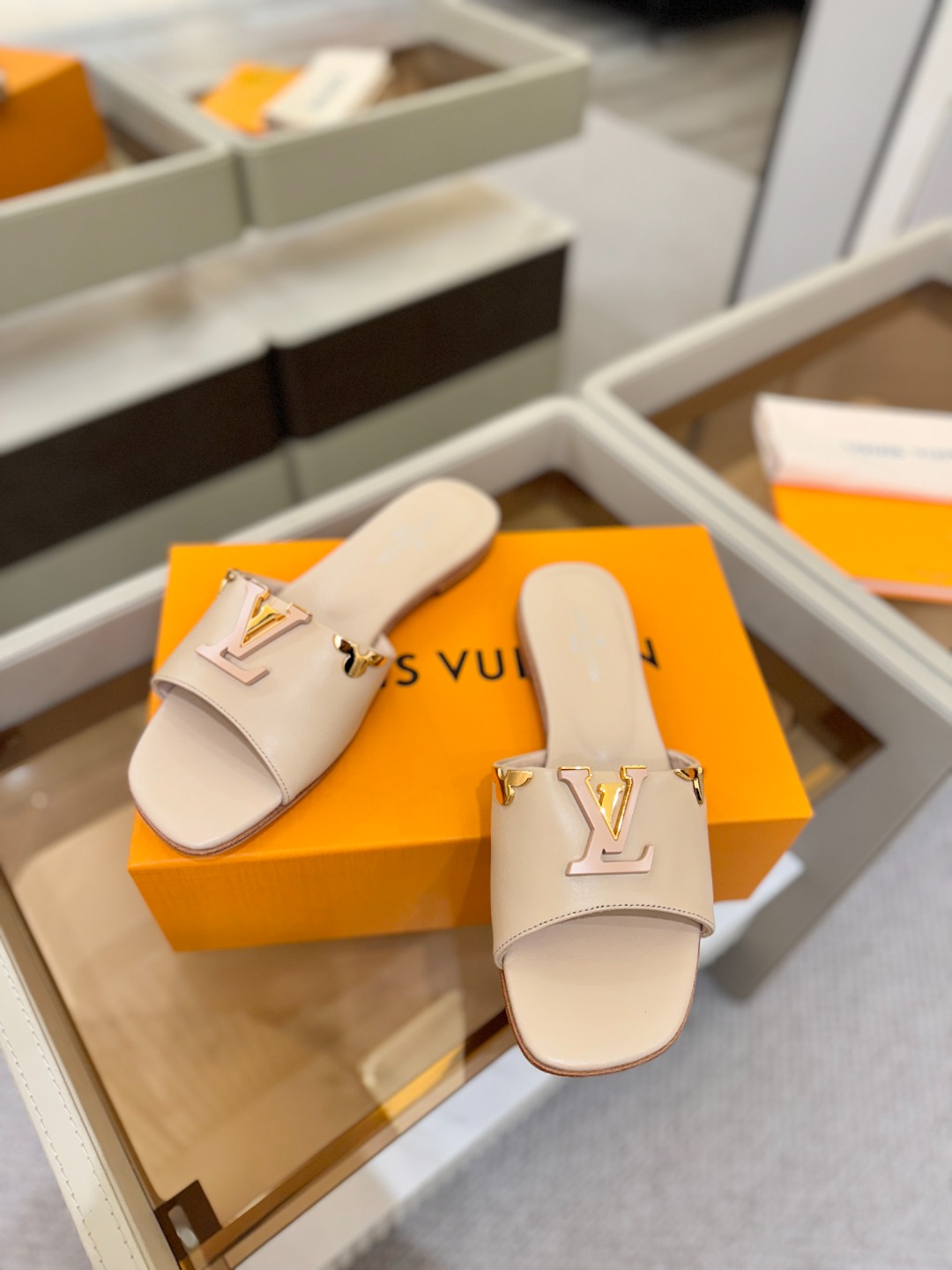 L✔️家 春夏款专柜走秀官网系列、同步更新、完美楦型+大V扣电镀两层设计、再现经典、工艺及其复杂、走路不