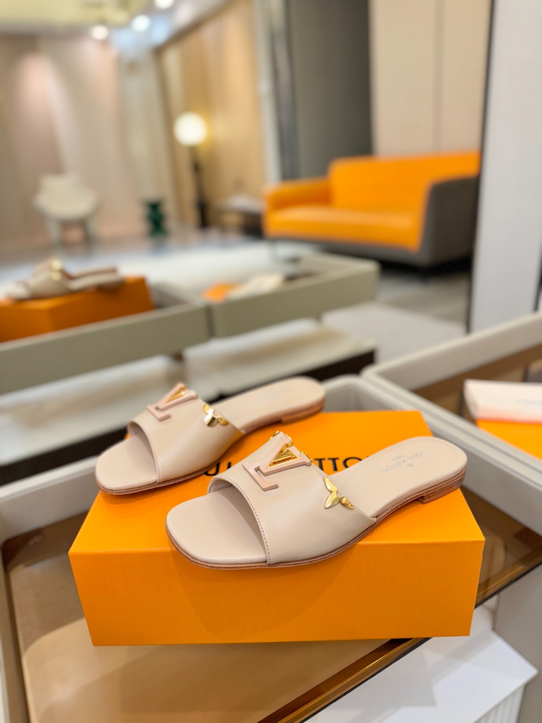 L✔️家 春夏款专柜走秀官网系列、同步更新、完美楦型+大V扣电镀两层设计、再现经典、工艺及其复杂、走路不