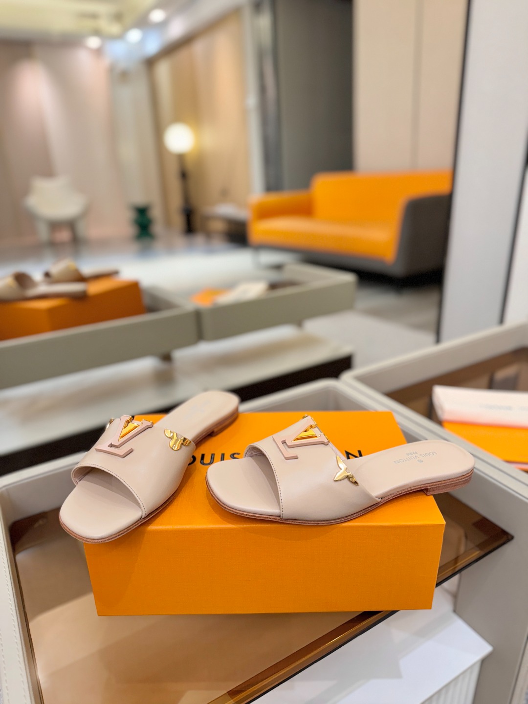 L✔️家 春夏款专柜走秀官网系列、同步更新、完美楦型+大V扣电镀两层设计、再现经典、工艺及其复杂、走路不