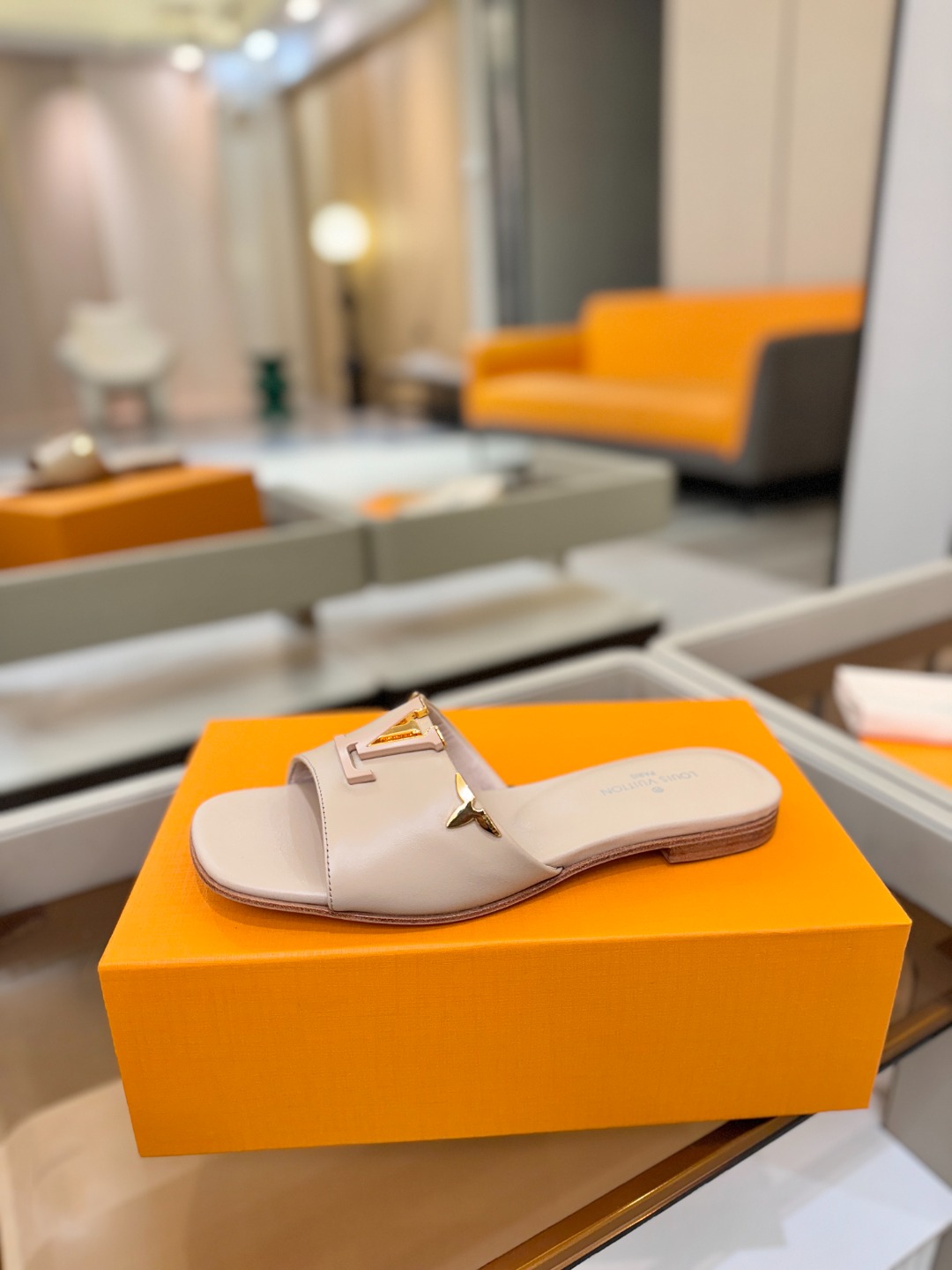 L✔️家 春夏款专柜走秀官网系列、同步更新、完美楦型+大V扣电镀两层设计、再现经典、工艺及其复杂、走路不