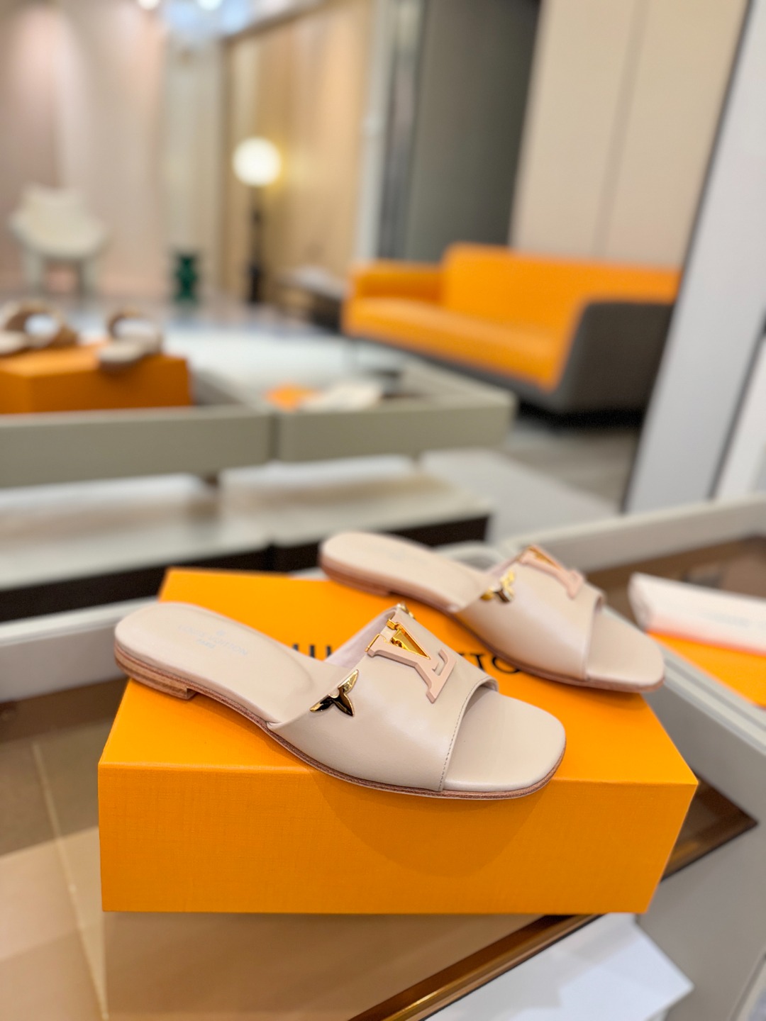 L✔️家 春夏款专柜走秀官网系列、同步更新、完美楦型+大V扣电镀两层设计、再现经典、工艺及其复杂、走路不