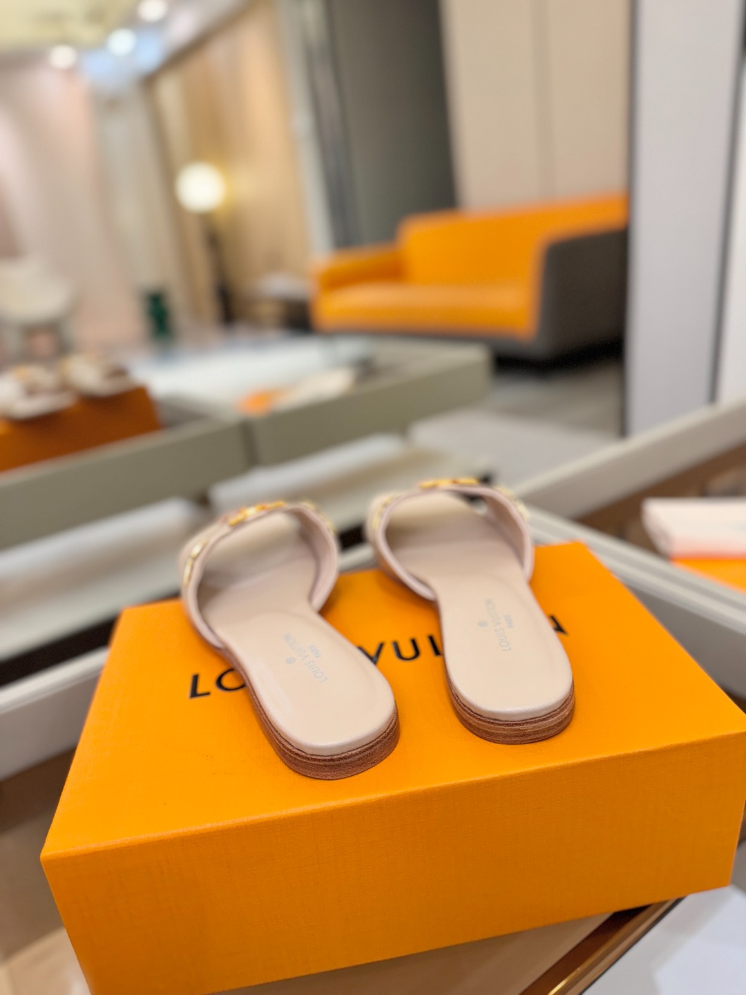 L✔️家 春夏款专柜走秀官网系列、同步更新、完美楦型+大V扣电镀两层设计、再现经典、工艺及其复杂、走路不