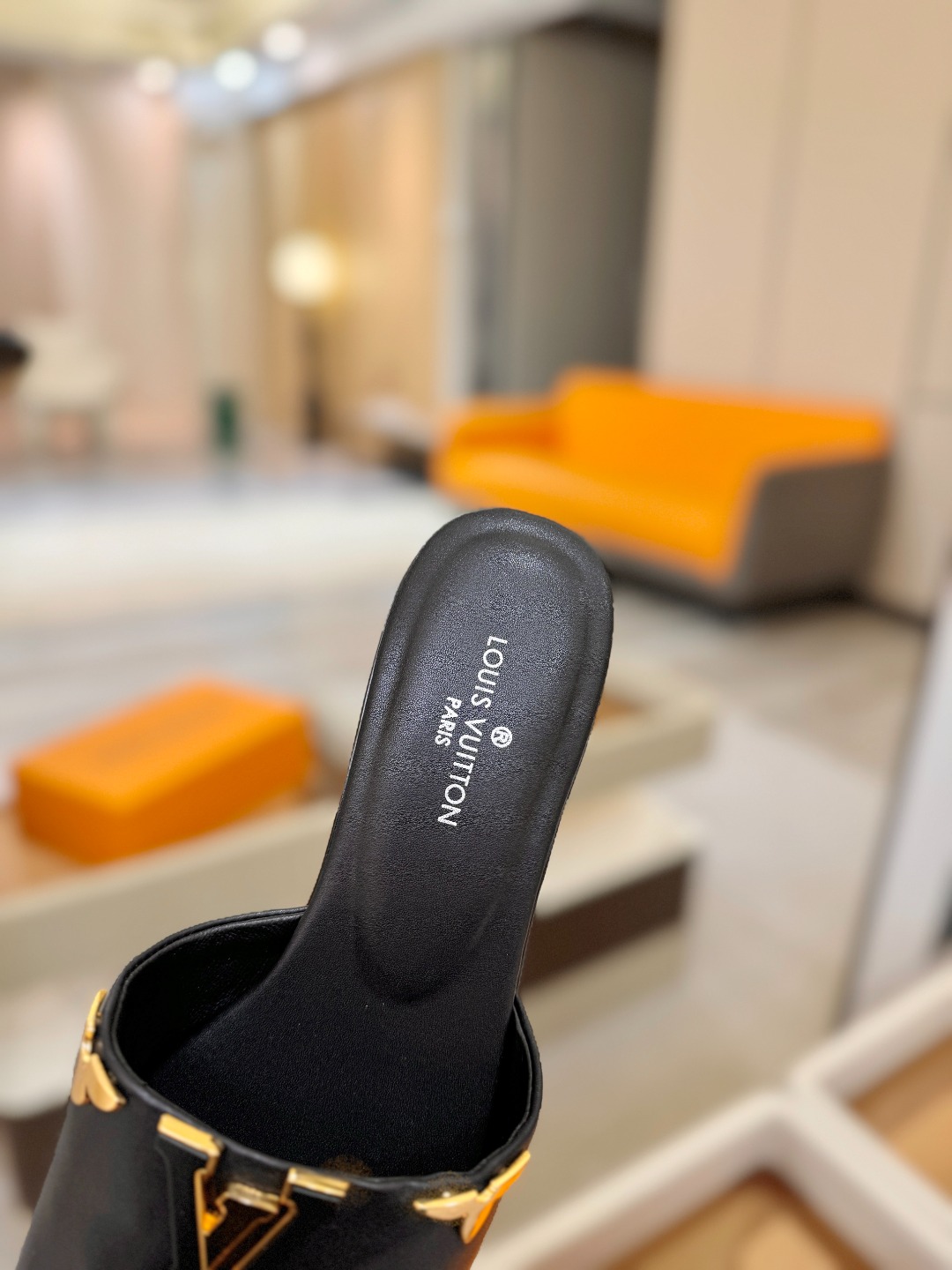 L✔️家 春夏款专柜走秀官网系列、同步更新、完美楦型+大V扣电镀两层设计、再现经典、工艺及其复杂、走路不