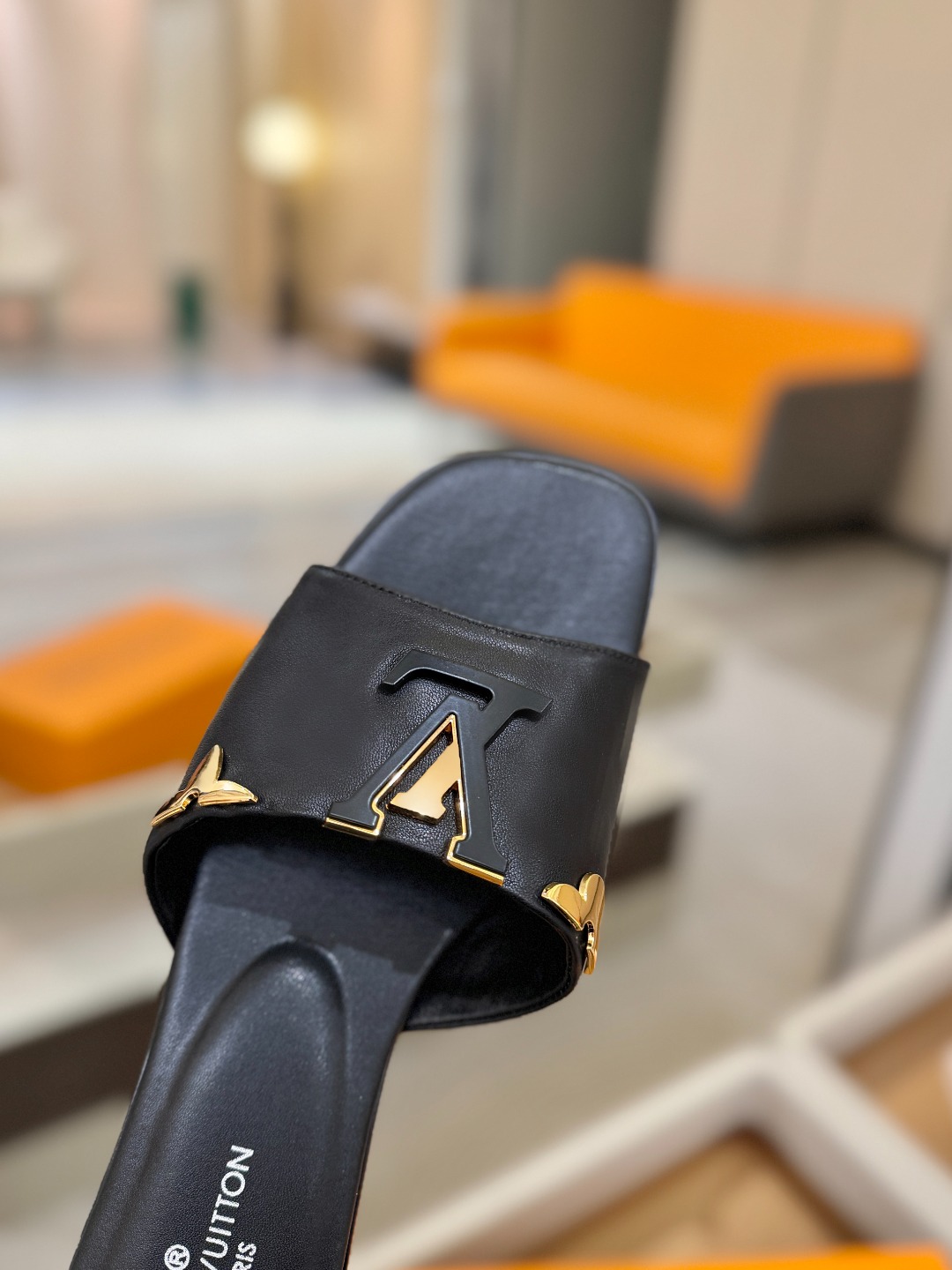 L✔️家 春夏款专柜走秀官网系列、同步更新、完美楦型+大V扣电镀两层设计、再现经典、工艺及其复杂、走路不