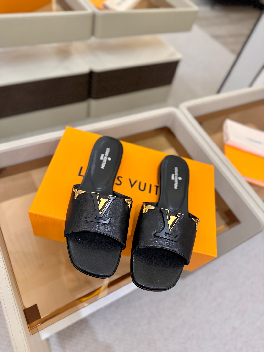 L✔️家 春夏款专柜走秀官网系列、同步更新、完美楦型+大V扣电镀两层设计、再现经典、工艺及其复杂、走路不