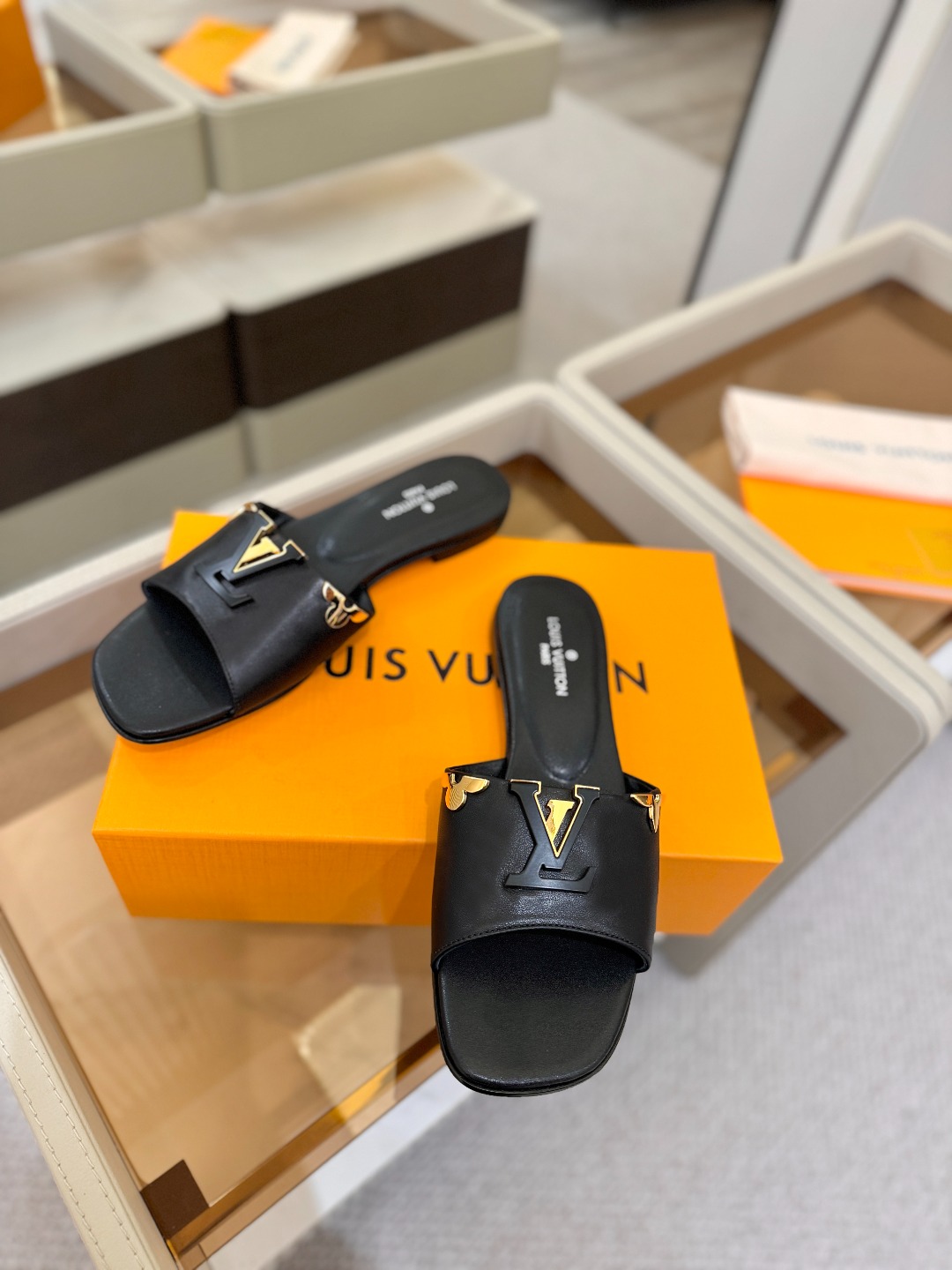 L✔️家 春夏款专柜走秀官网系列、同步更新、完美楦型+大V扣电镀两层设计、再现经典、工艺及其复杂、走路不