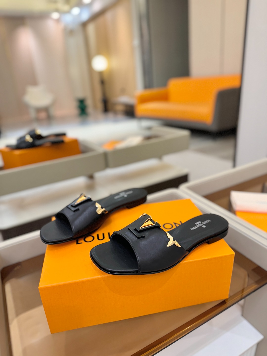 L✔️家 春夏款专柜走秀官网系列、同步更新、完美楦型+大V扣电镀两层设计、再现经典、工艺及其复杂、走路不