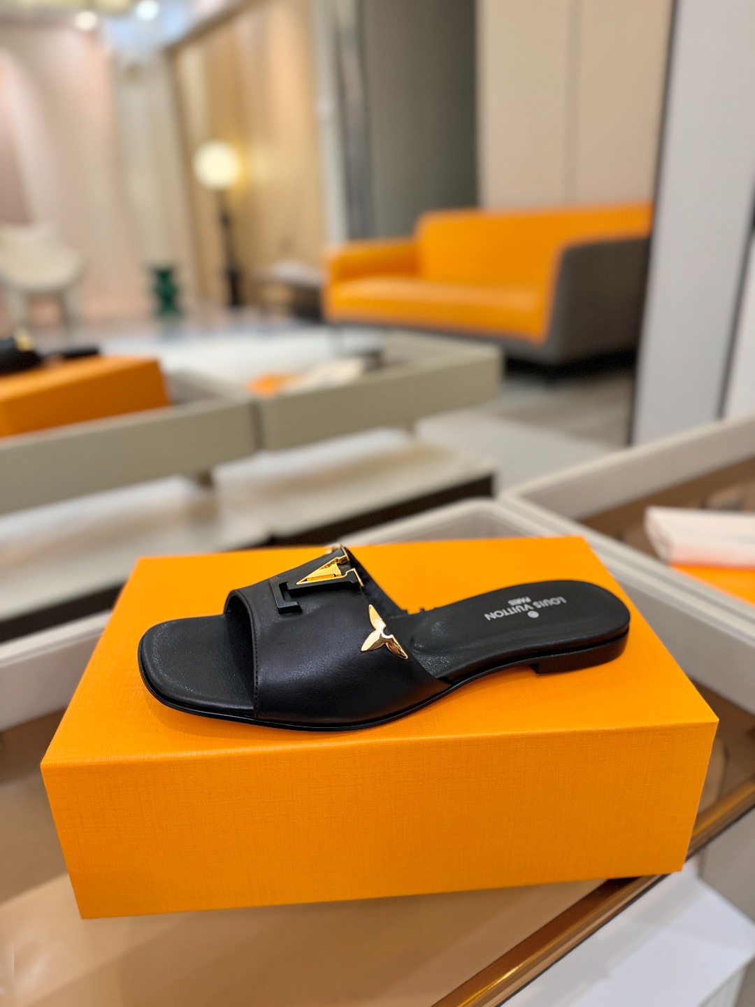 L✔️家 春夏款专柜走秀官网系列、同步更新、完美楦型+大V扣电镀两层设计、再现经典、工艺及其复杂、走路不