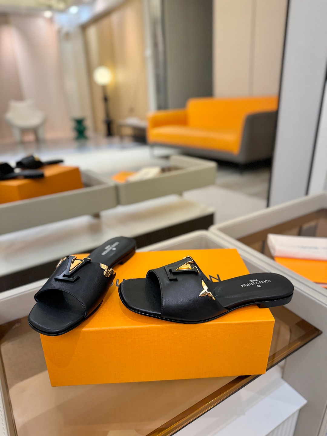 L✔️家 春夏款专柜走秀官网系列、同步更新、完美楦型+大V扣电镀两层设计、再现经典、工艺及其复杂、走路不