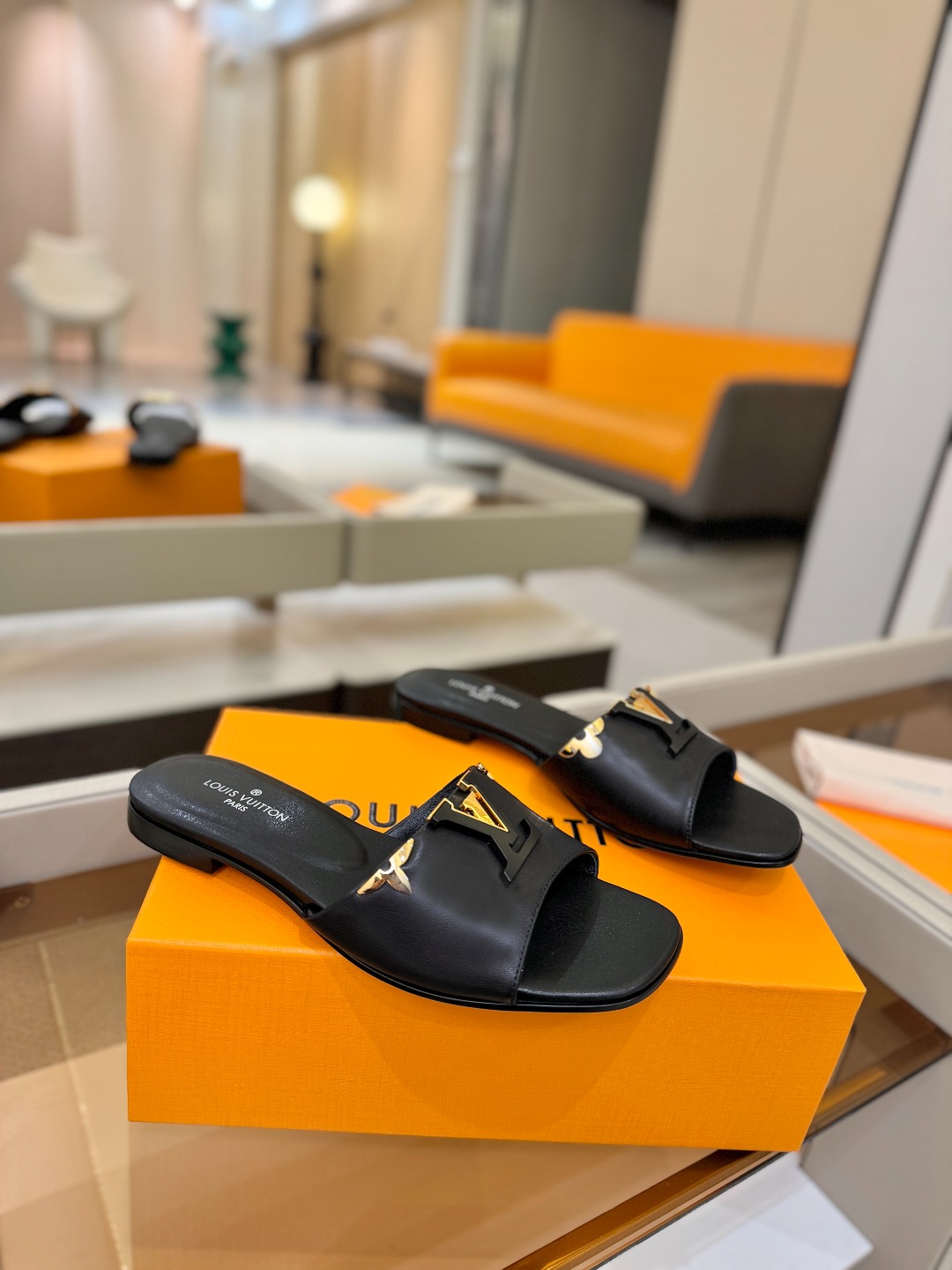 L✔️家 春夏款专柜走秀官网系列、同步更新、完美楦型+大V扣电镀两层设计、再现经典、工艺及其复杂、走路不