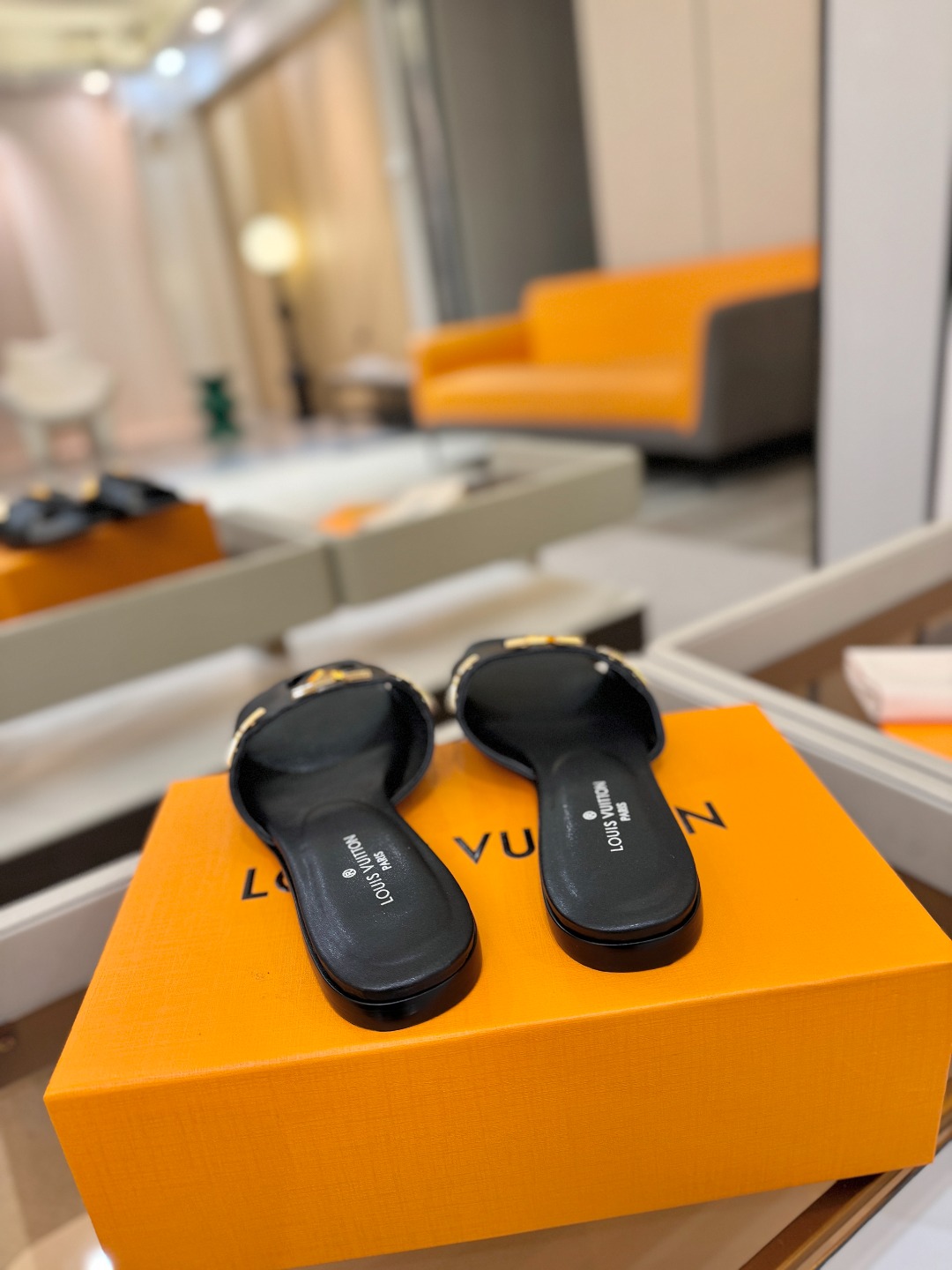 L✔️家 春夏款专柜走秀官网系列、同步更新、完美楦型+大V扣电镀两层设计、再现经典、工艺及其复杂、走路不