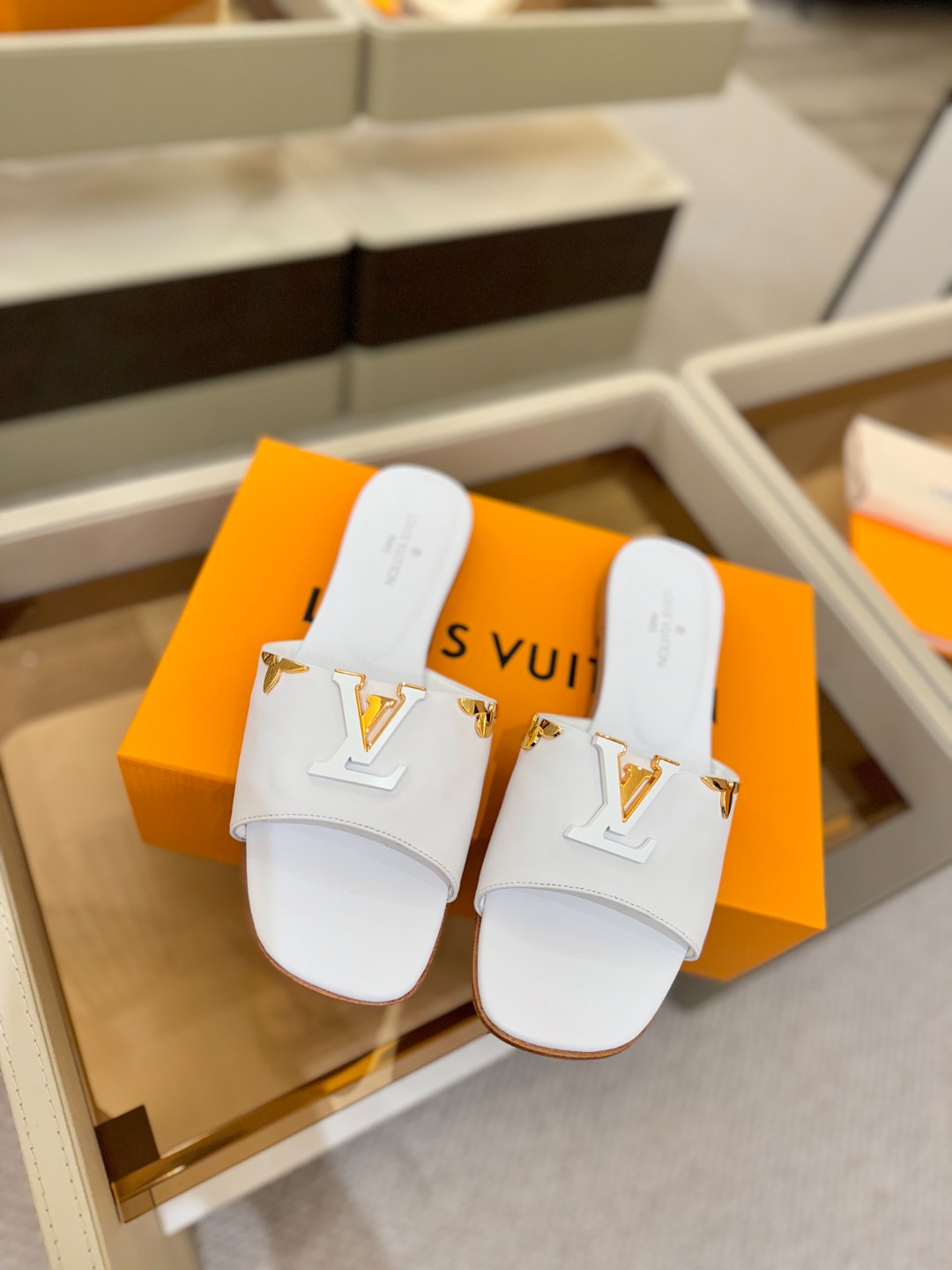 L✔️家 春夏款专柜走秀官网系列、同步更新、完美楦型+大V扣电镀两层设计、再现经典、工艺及其复杂、走路不