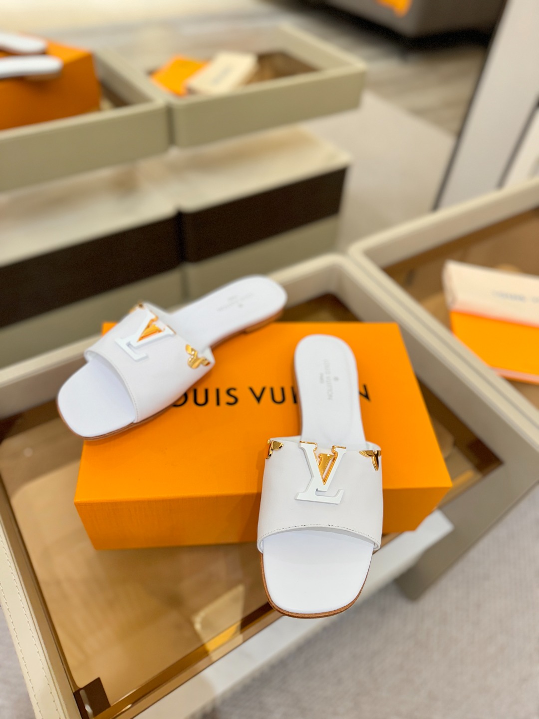 L✔️家 春夏款专柜走秀官网系列、同步更新、完美楦型+大V扣电镀两层设计、再现经典、工艺及其复杂、走路不