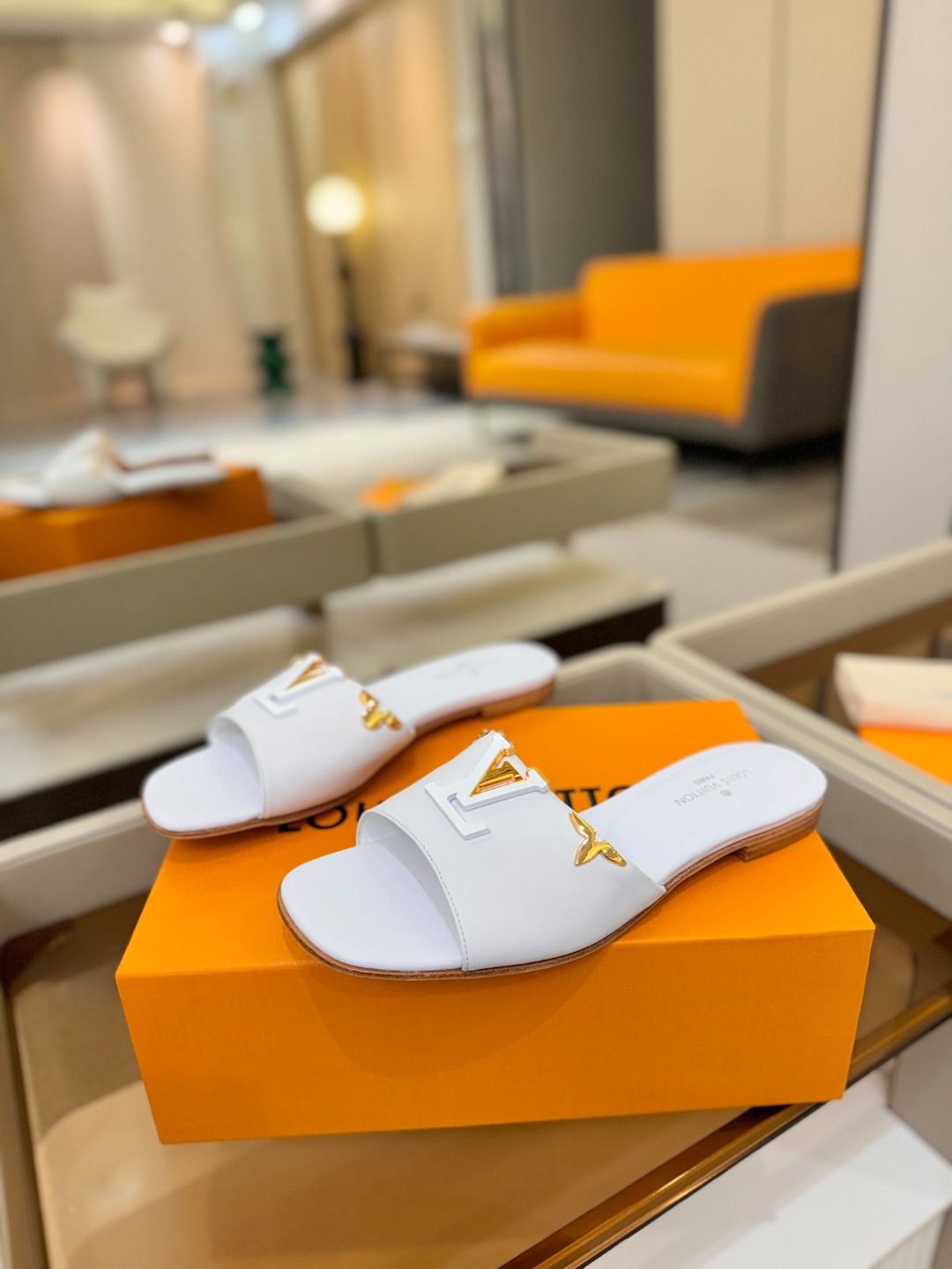 L✔️家 春夏款专柜走秀官网系列、同步更新、完美楦型+大V扣电镀两层设计、再现经典、工艺及其复杂、走路不