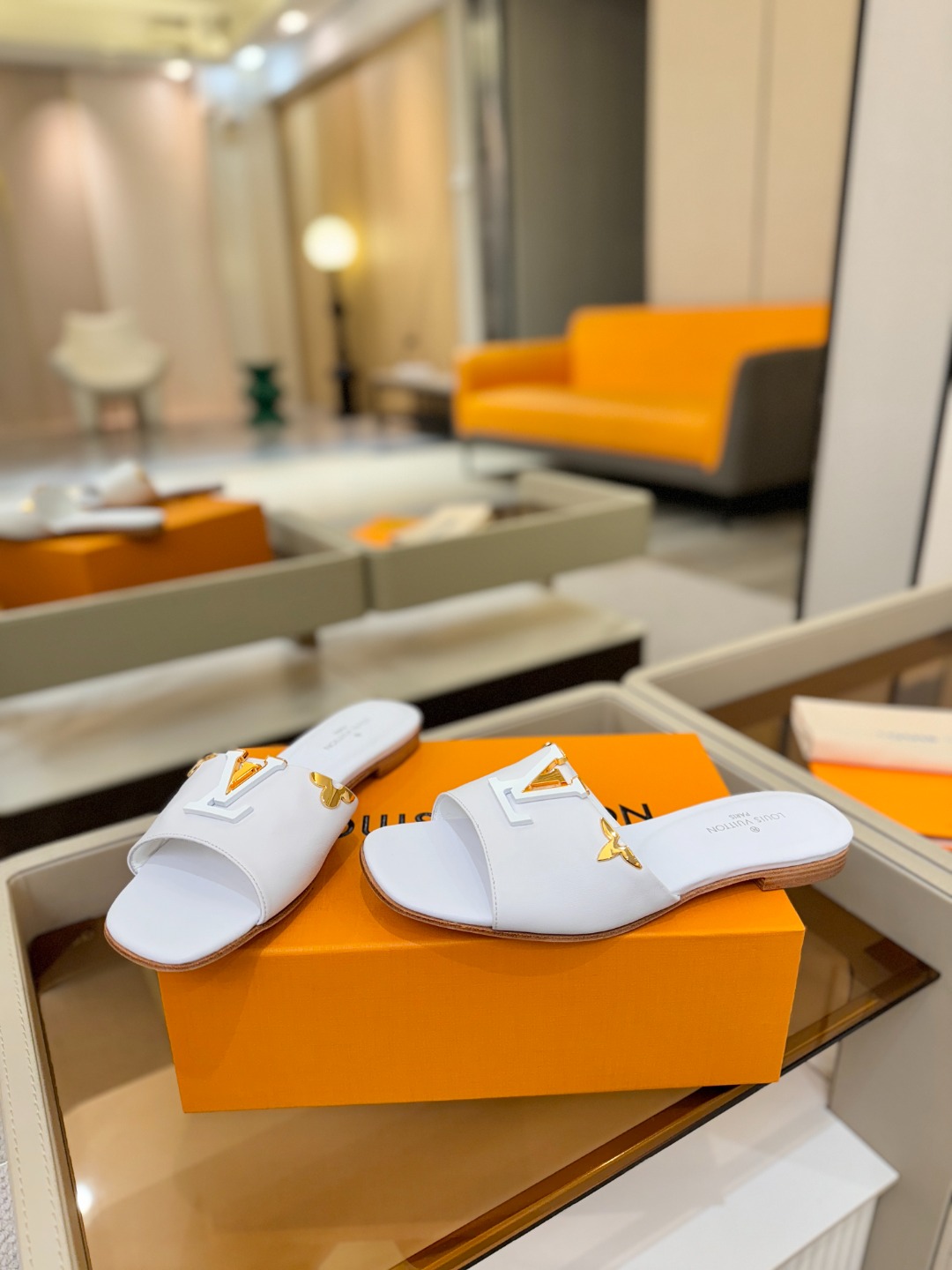 L✔️家 春夏款专柜走秀官网系列、同步更新、完美楦型+大V扣电镀两层设计、再现经典、工艺及其复杂、走路不