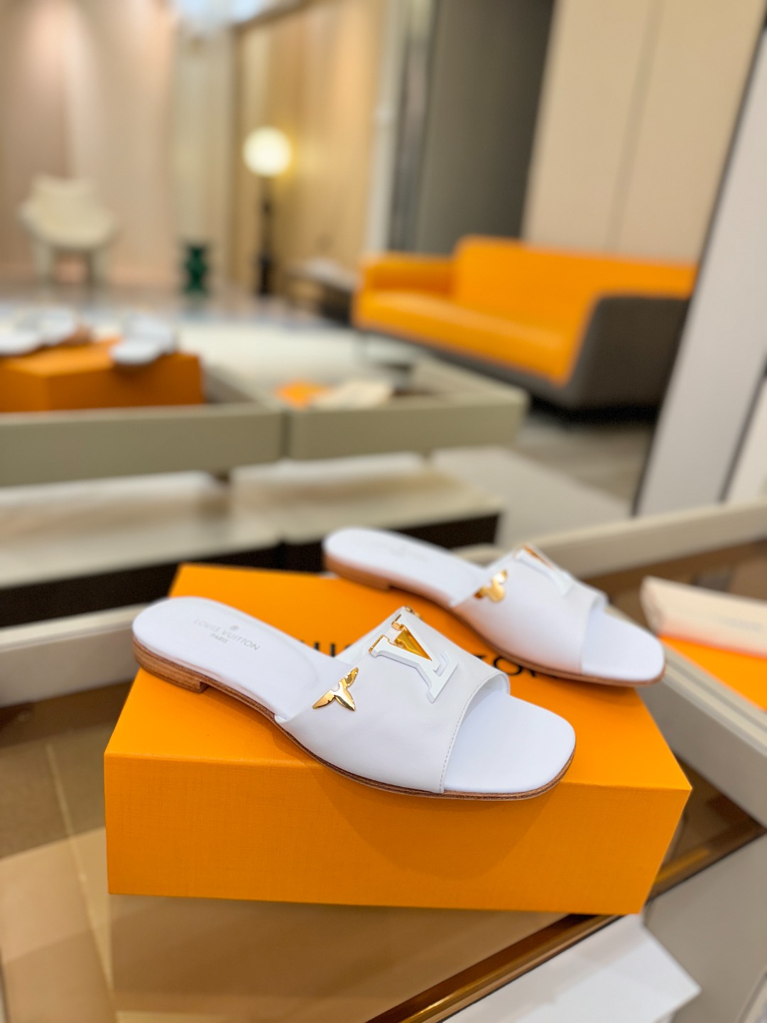 L✔️家 春夏款专柜走秀官网系列、同步更新、完美楦型+大V扣电镀两层设计、再现经典、工艺及其复杂、走路不